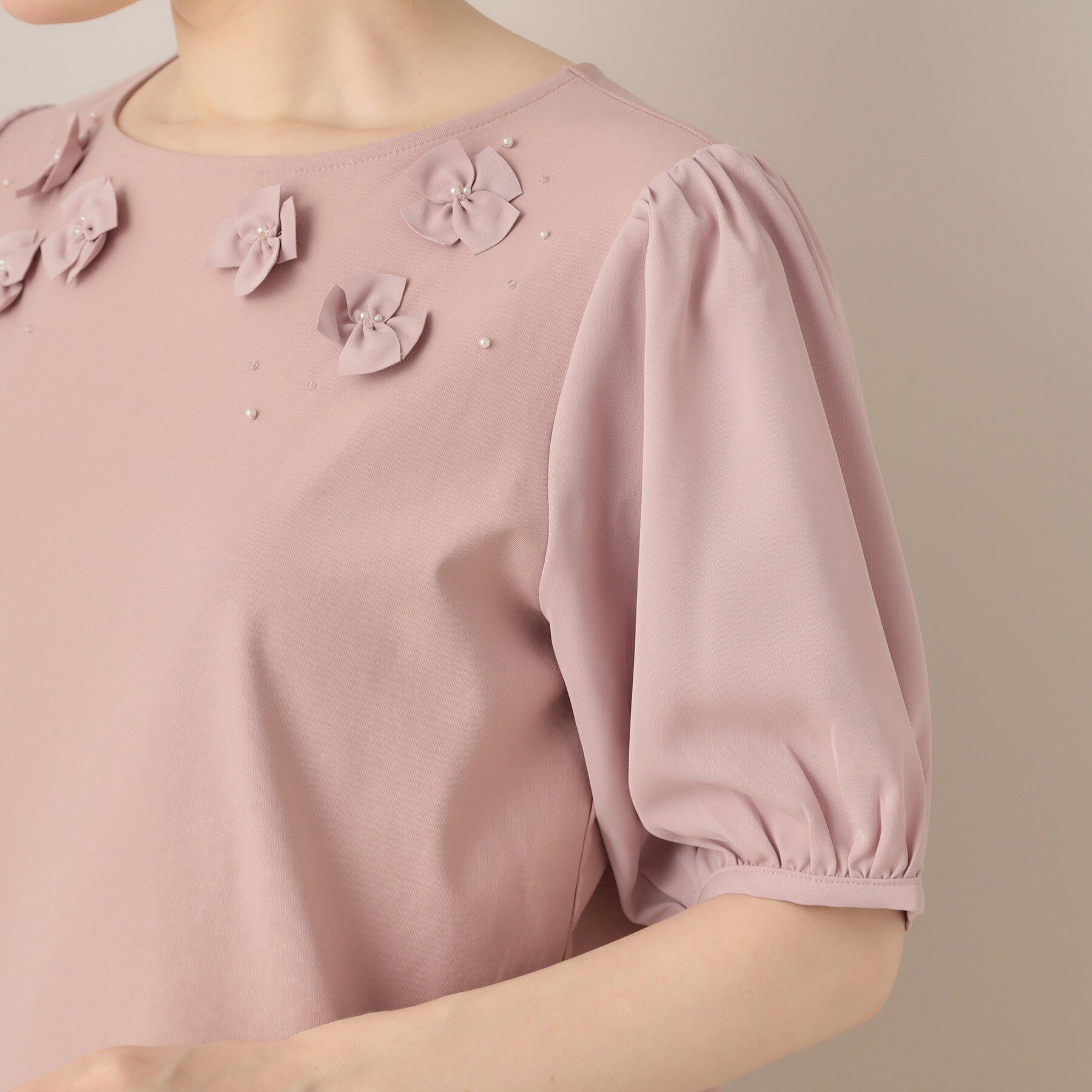 Couture broach「【接触冷感・UVカット】シフォンフラワーエンブロドッキングカットソー」|Tシャツ・カットソー|