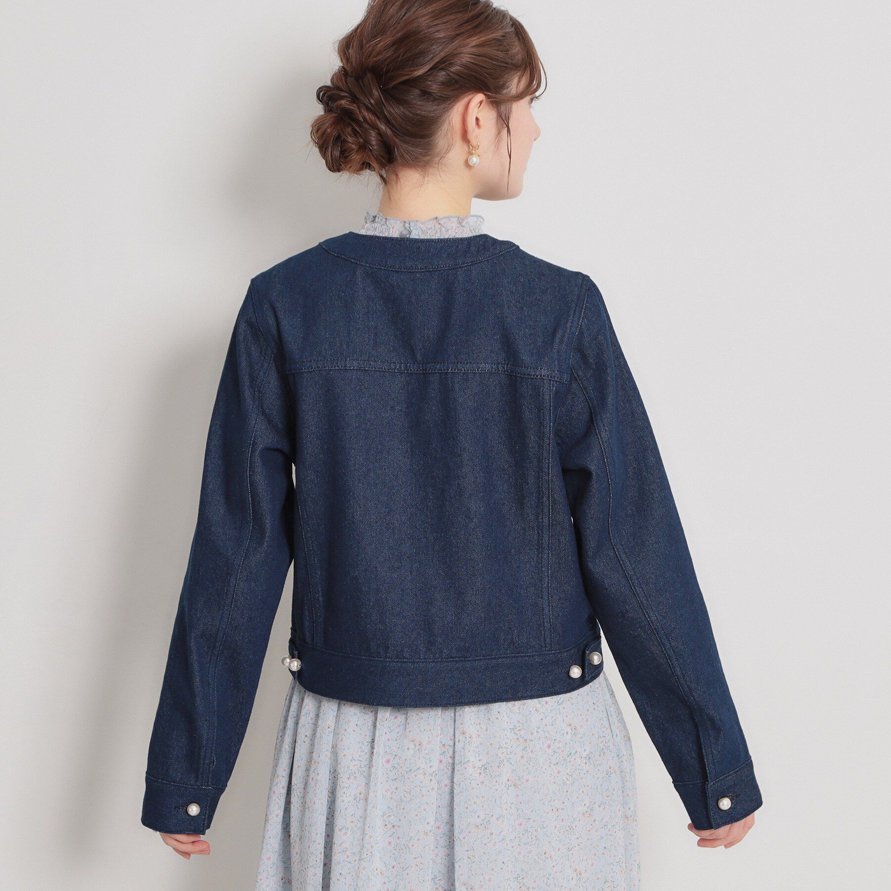 Couture broach「【洗える・綿100％】パール調ボタン デニムジャケット」|デニムジャケット|