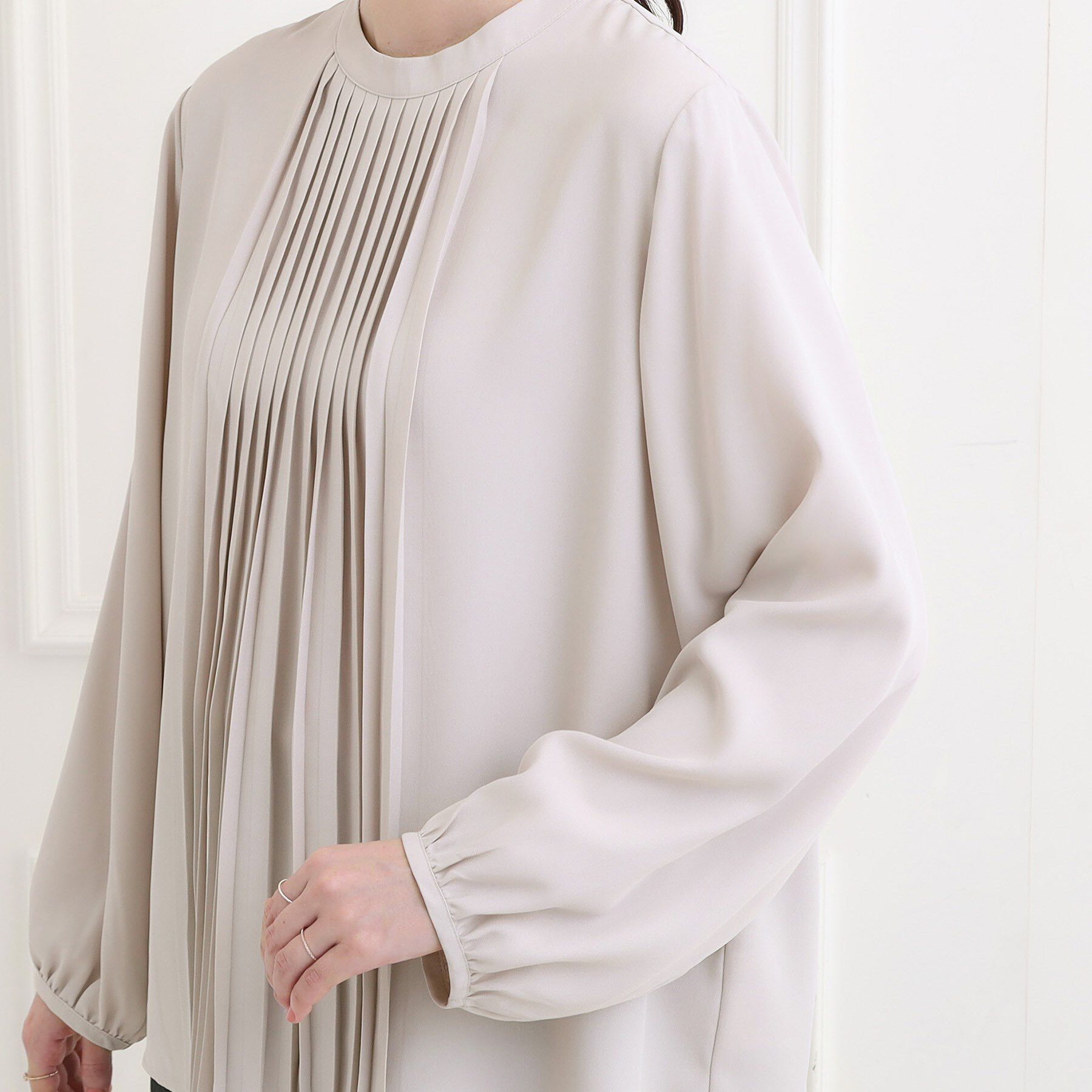 SHOO･LA･RUE「【洗濯機可】女性らしさとすっきり見えを叶える フロントプリーツブラウス」|シャツ・ブラウス|