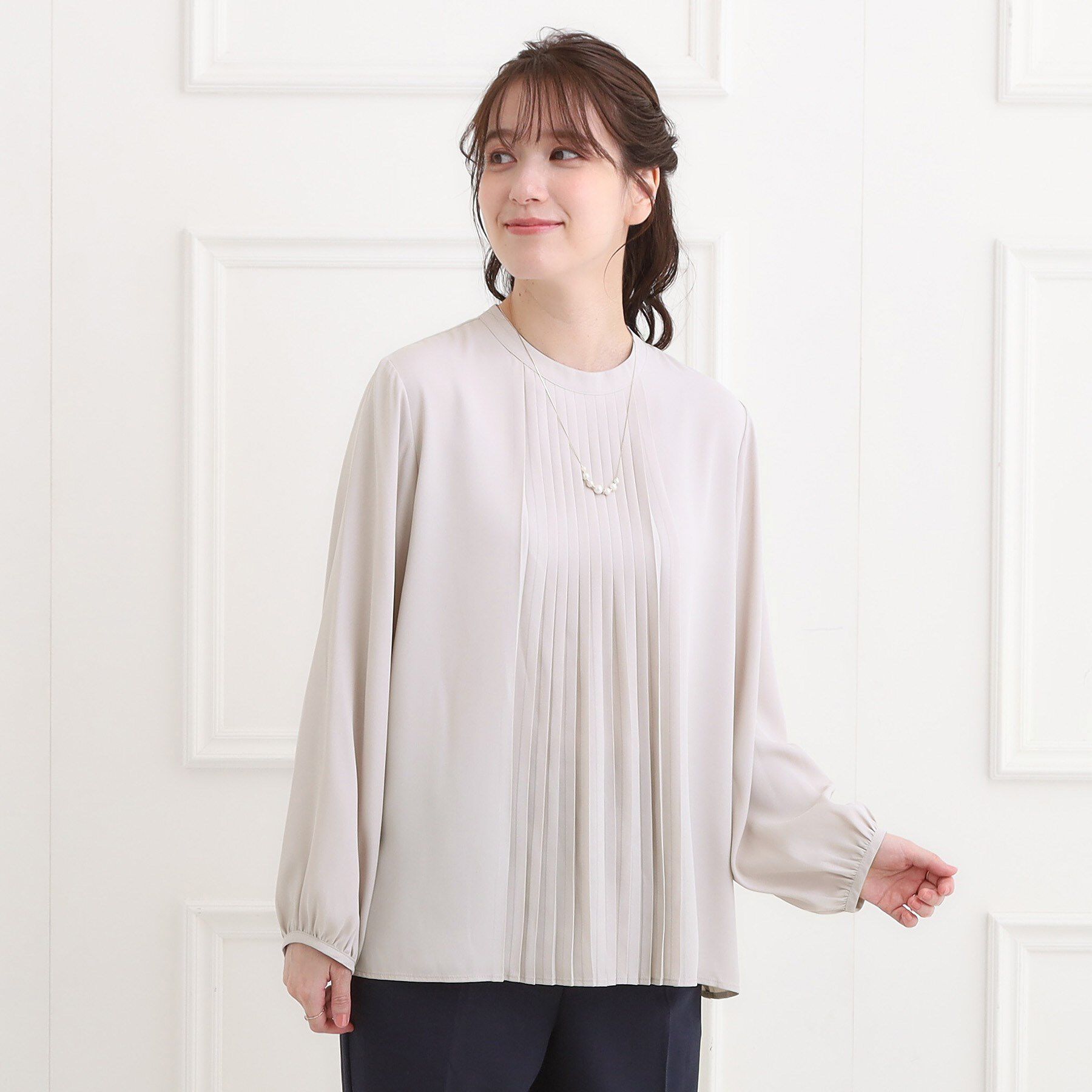 SHOO･LA･RUE「【洗濯機可】女性らしさとすっきり見えを叶える フロントプリーツブラウス」|シャツ・ブラウス|