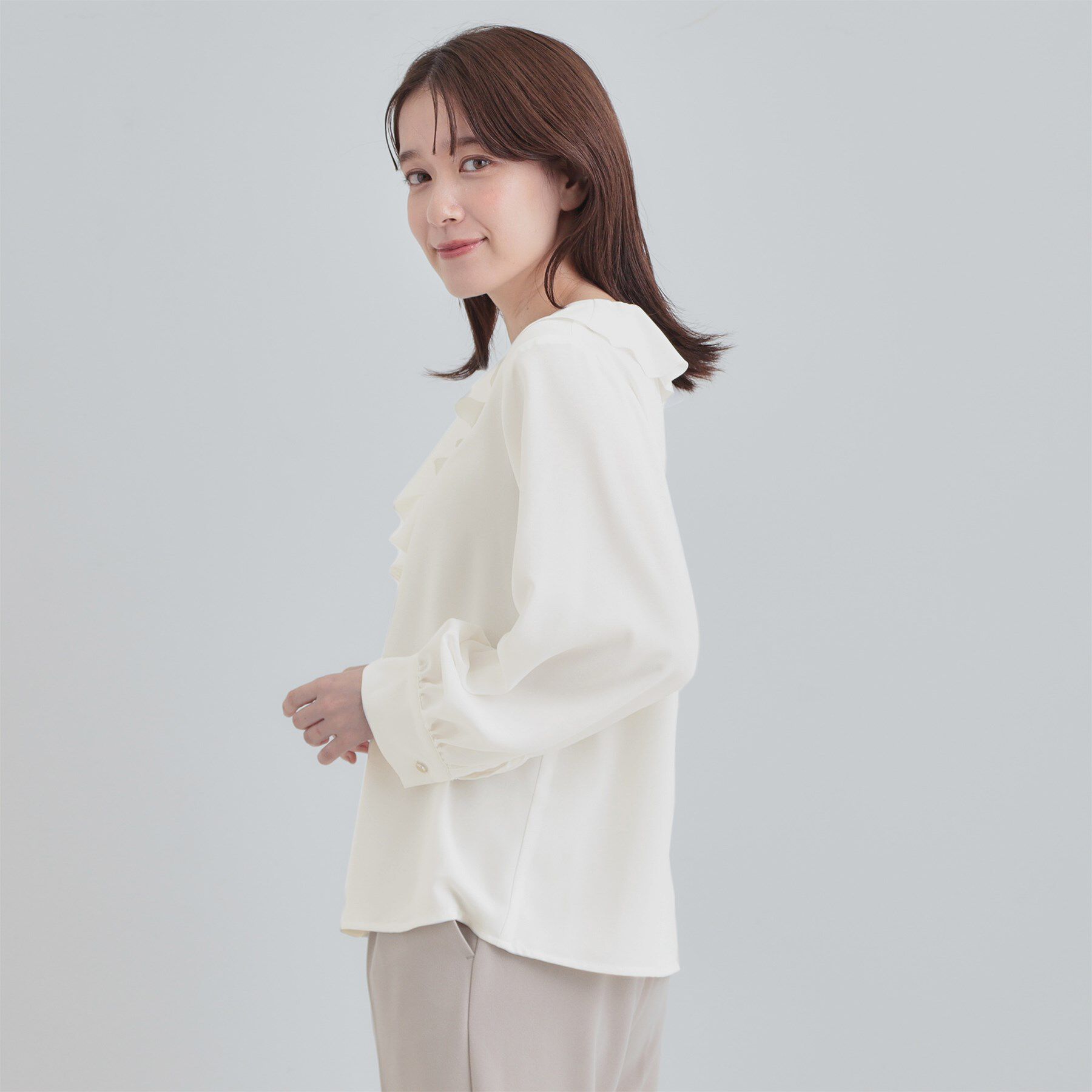 SHOO･LA･RUE「【洗濯機可/S-LL】お顔周りを華やかに。フリル襟ブラウス」|シャツ・ブラウス|