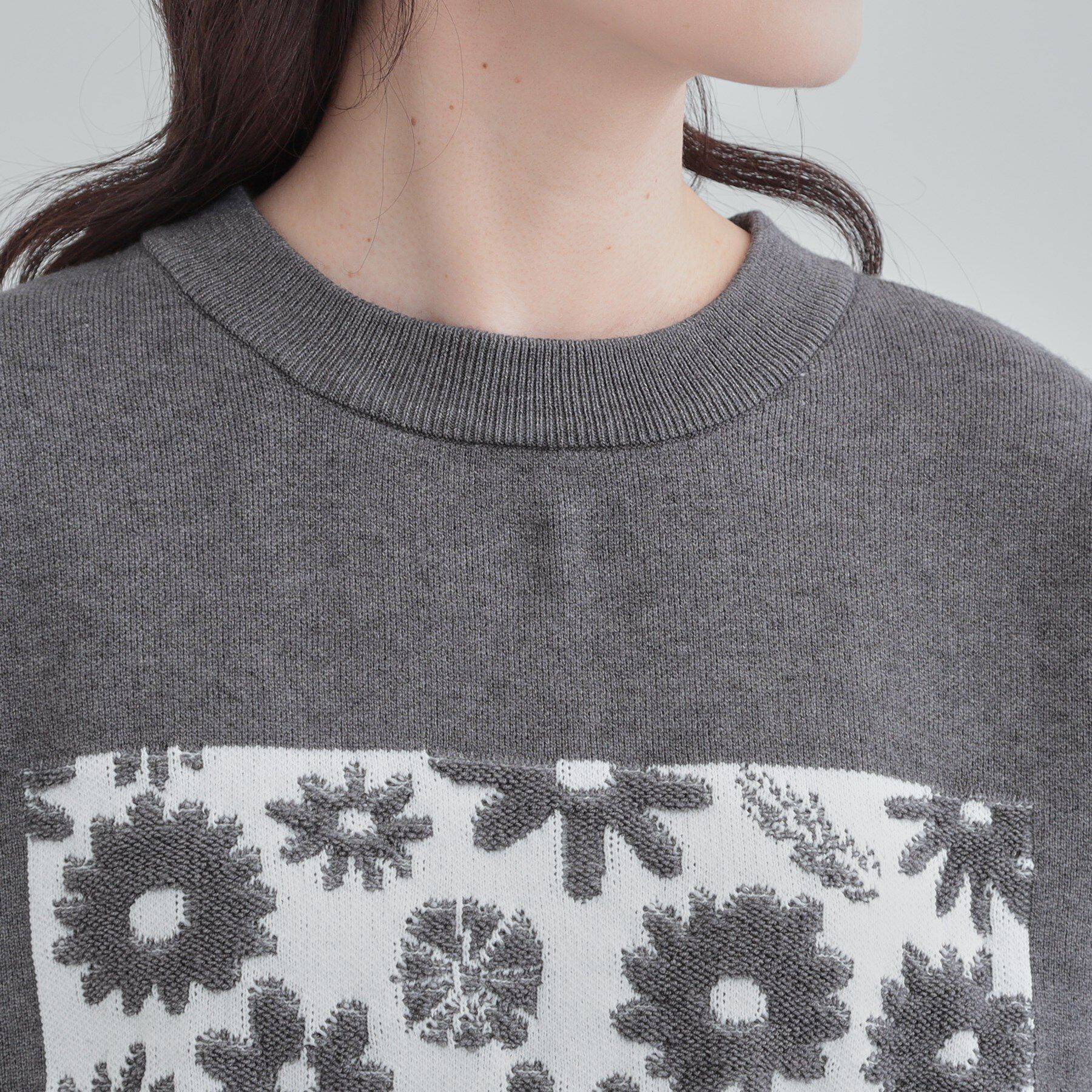 SHOO･LA･RUE「【体型カバー】ちくちくしにくい お花ロゴジャカードスウェットライクニット」|ニット・セーター|