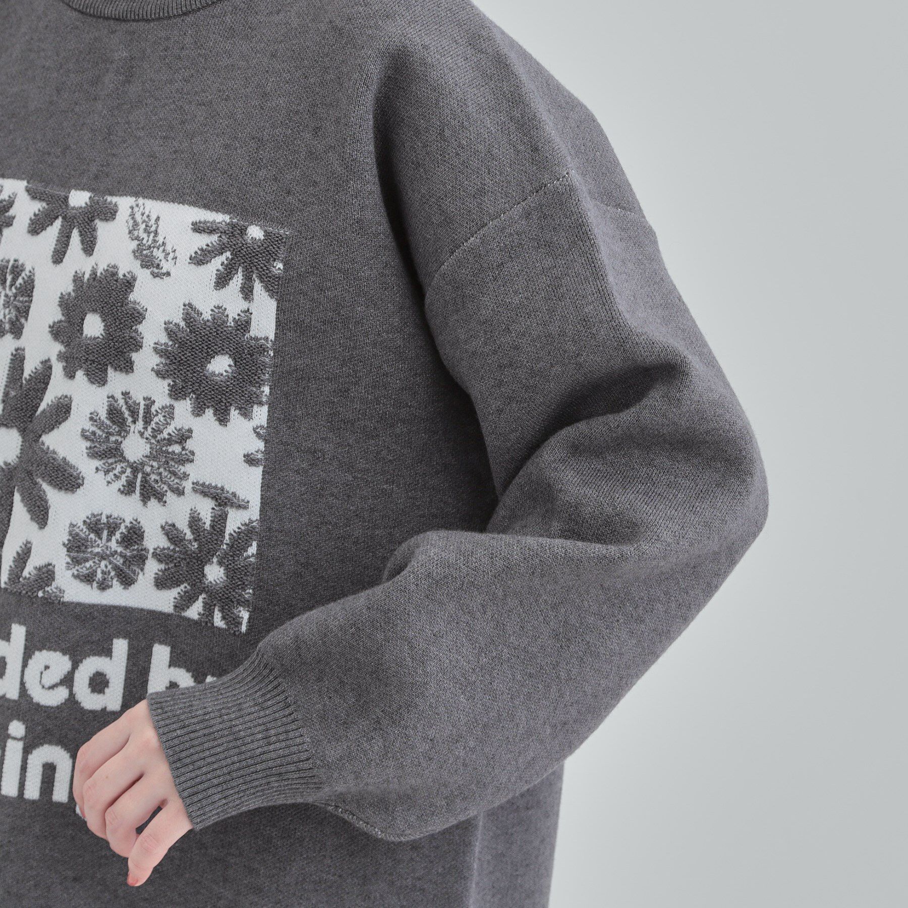 SHOO･LA･RUE「【体型カバー】ちくちくしにくい お花ロゴジャカードスウェットライクニット」|ニット・セーター|