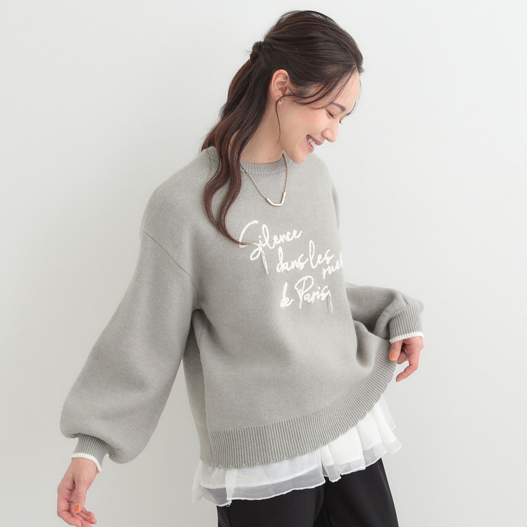 SHOO･LA･RUE「【洗濯機可/S-LL】裾スカラップが差がつく コード刺繍ロゴニット」|ニット・セーター|