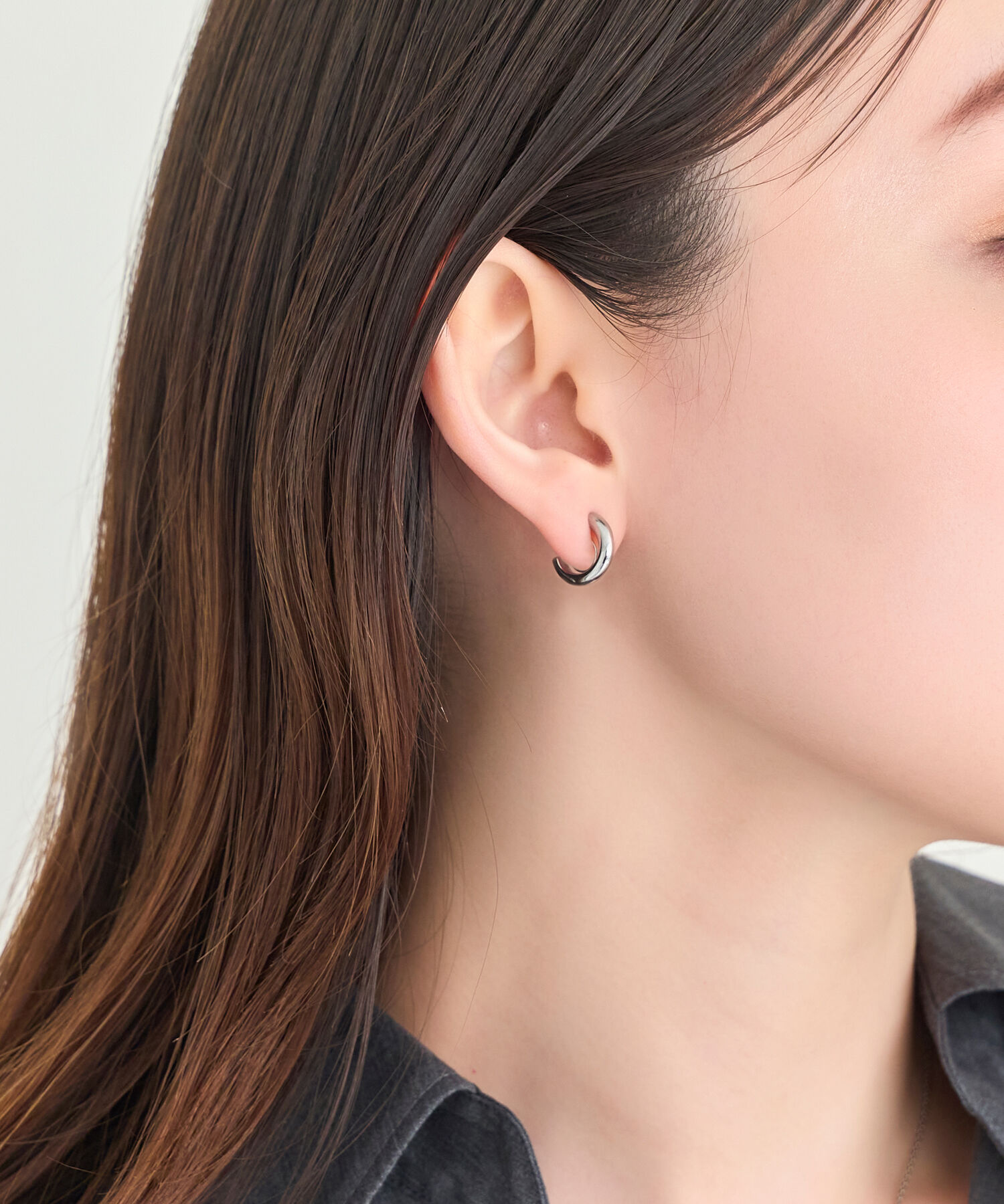 Phoebe「【痛くないシリーズ/金属アレルギー対応】ミニマルストレートフープライトフィットイヤリング　シルバー」|イヤリング|