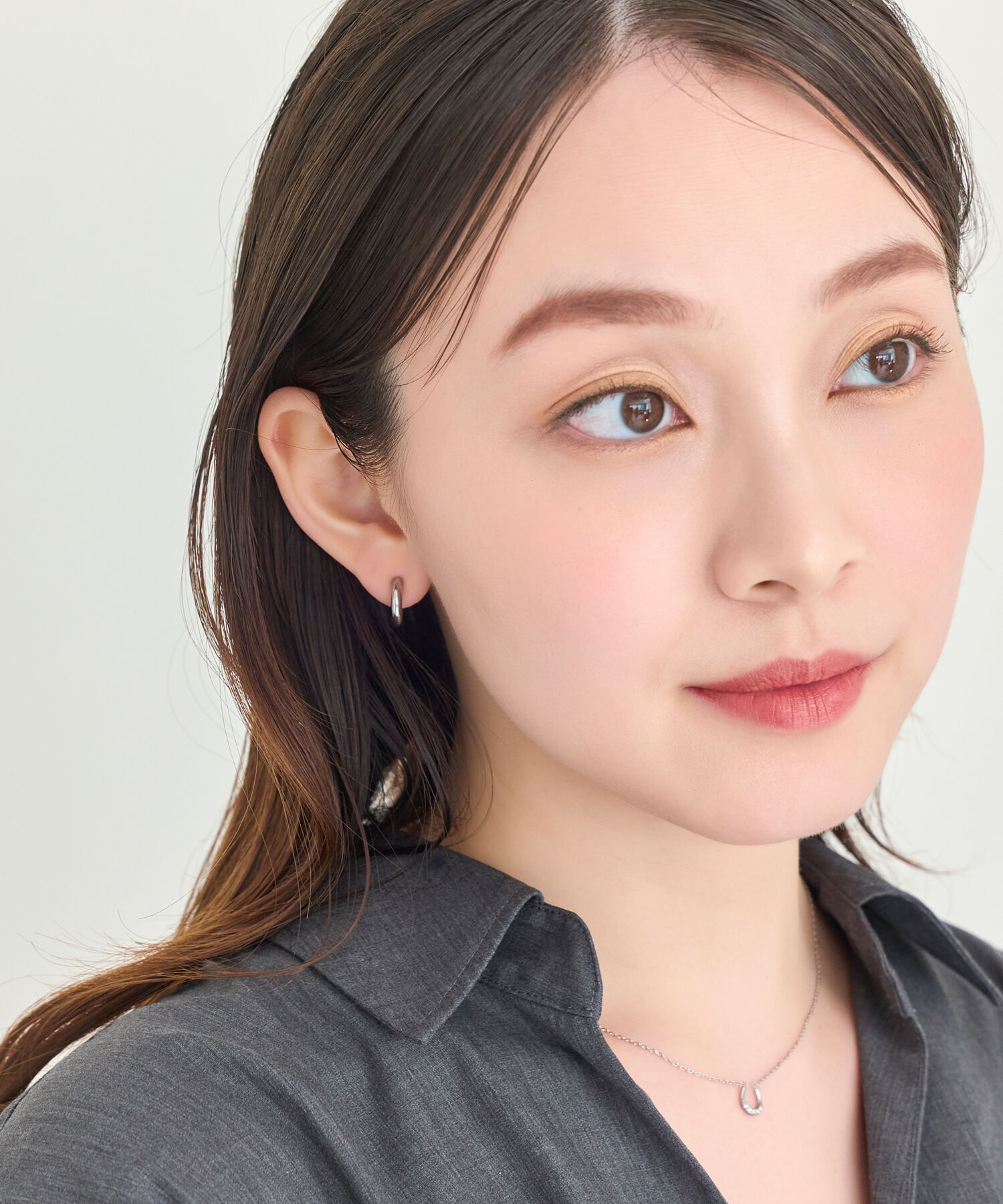 Phoebe「【痛くないシリーズ/金属アレルギー対応】ミニマルストレートフープライトフィットイヤリング　シルバー」|イヤリング|