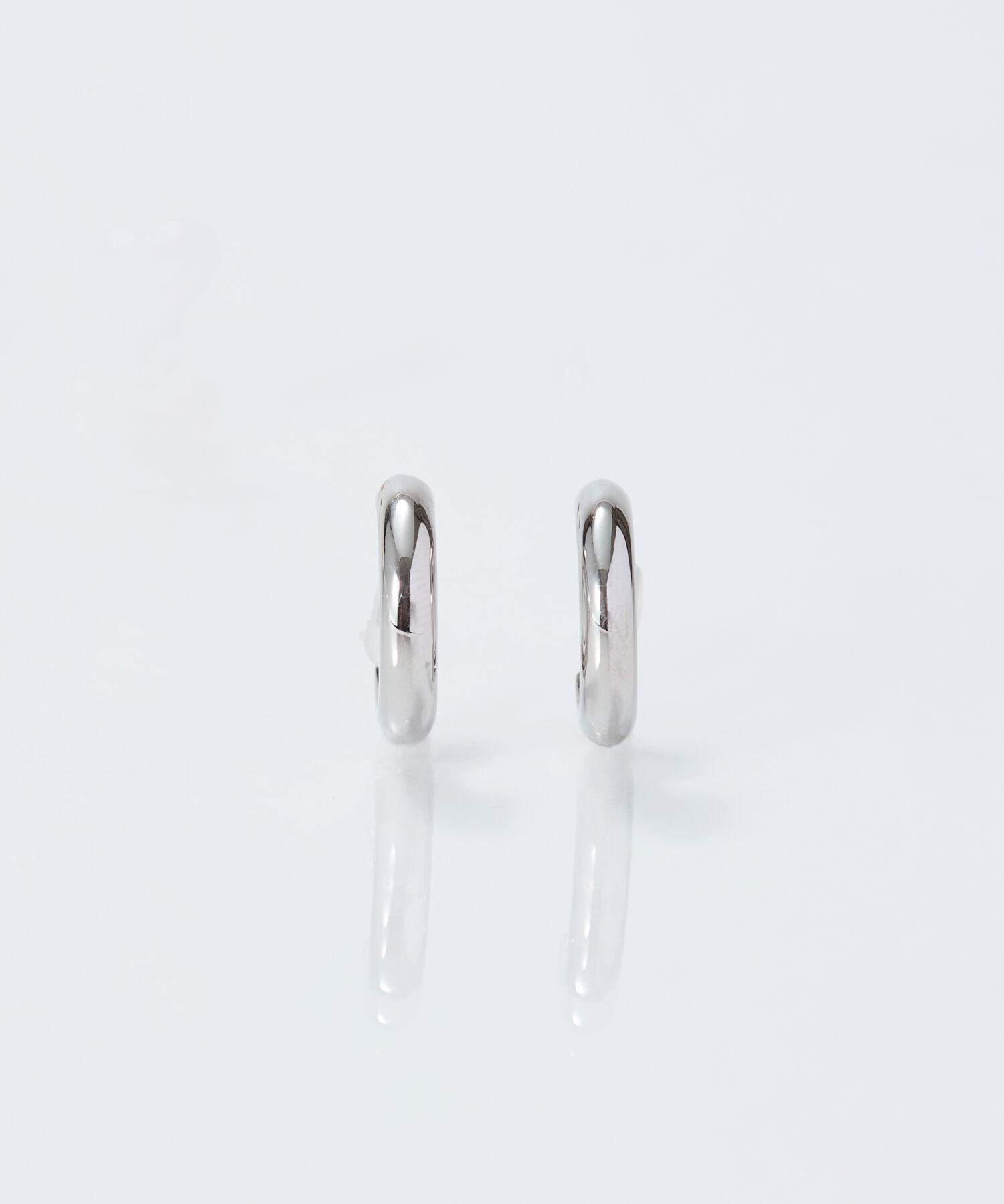 Phoebe「【痛くないシリーズ/金属アレルギー対応】ミニマルストレートフープライトフィットイヤリング　シルバー」|イヤリング|