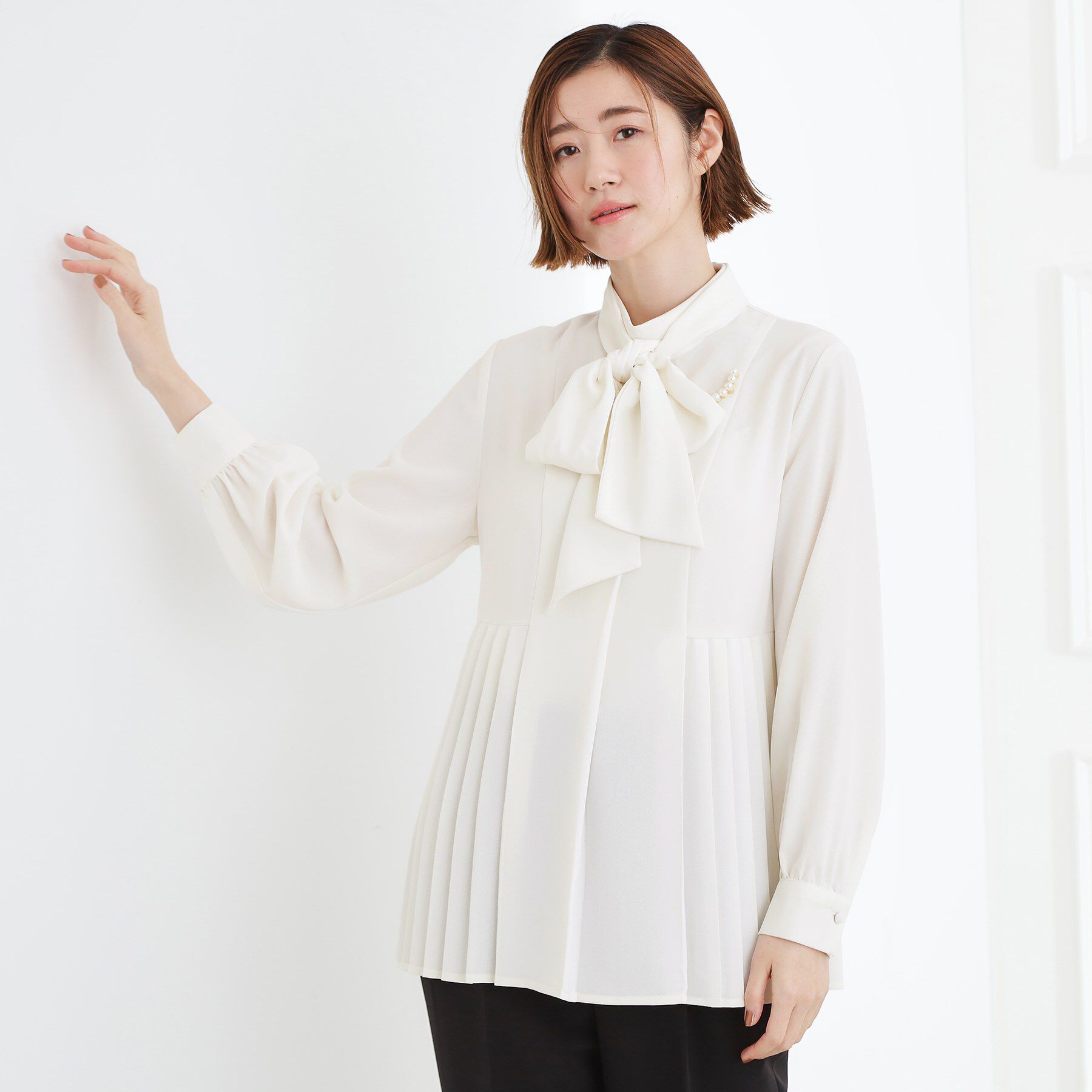 grove「【マシンウォッシュ/防シワ/UVカット】裾プリーツ取り外しボウタイブラウス」|シャツ・ブラウス|