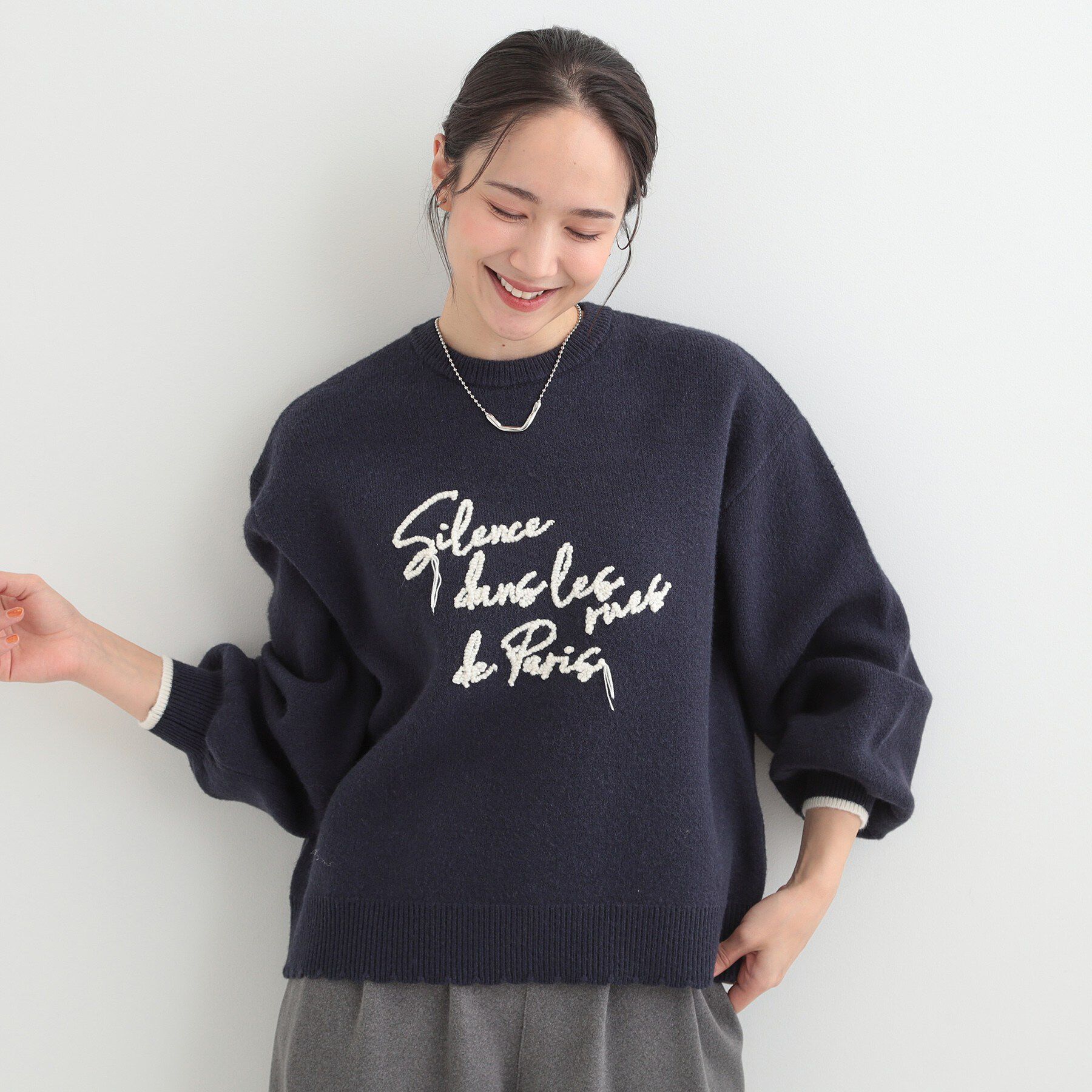 SHOO･LA･RUE「【洗濯機可/S-LL】裾スカラップが差がつく コード刺繍ロゴニット」|ニット・セーター|