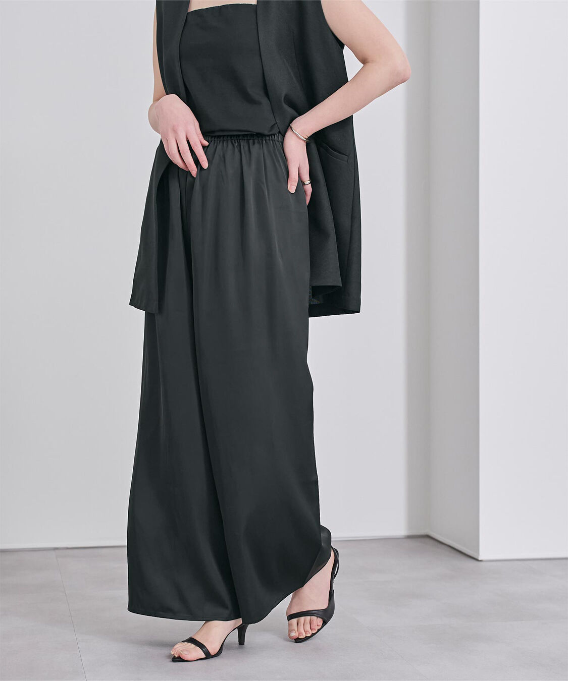 ur's「サテンイージードレープパンツ」|スラックス|