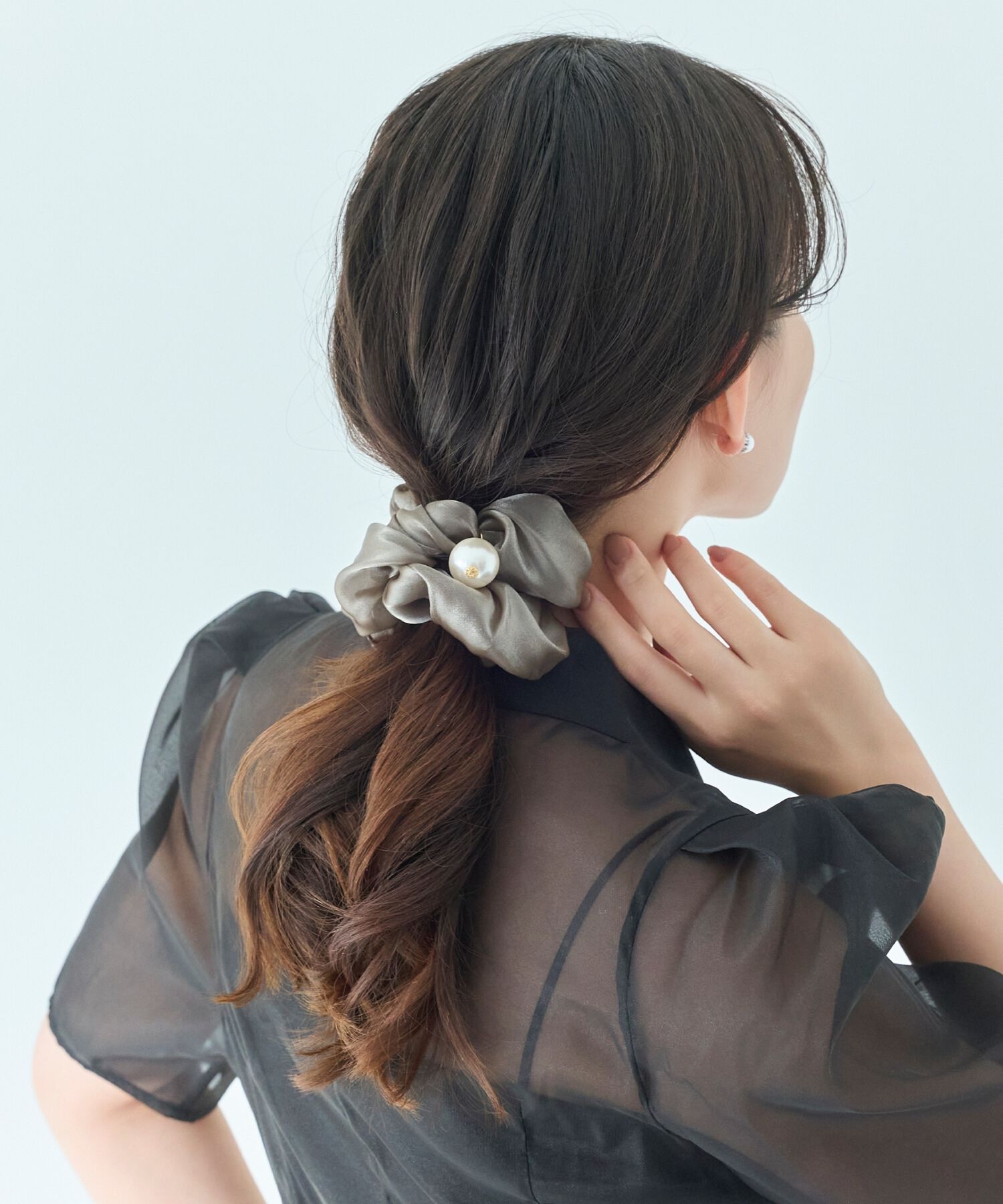  「ボリューミーシアーシュシュ　グレー/パール/大ぶり」|ブレスレット・バングル|