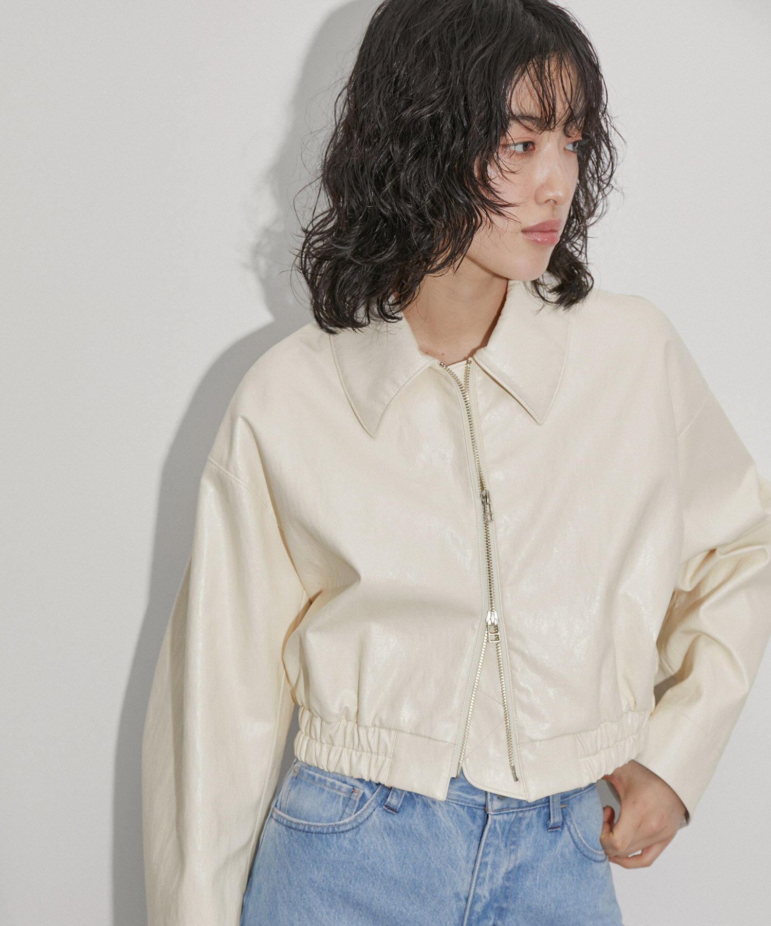 ADAM ET ROPE'「フェイクレザーショートブルゾン」|ブルゾン・スタジャン|ホワイト系(12)