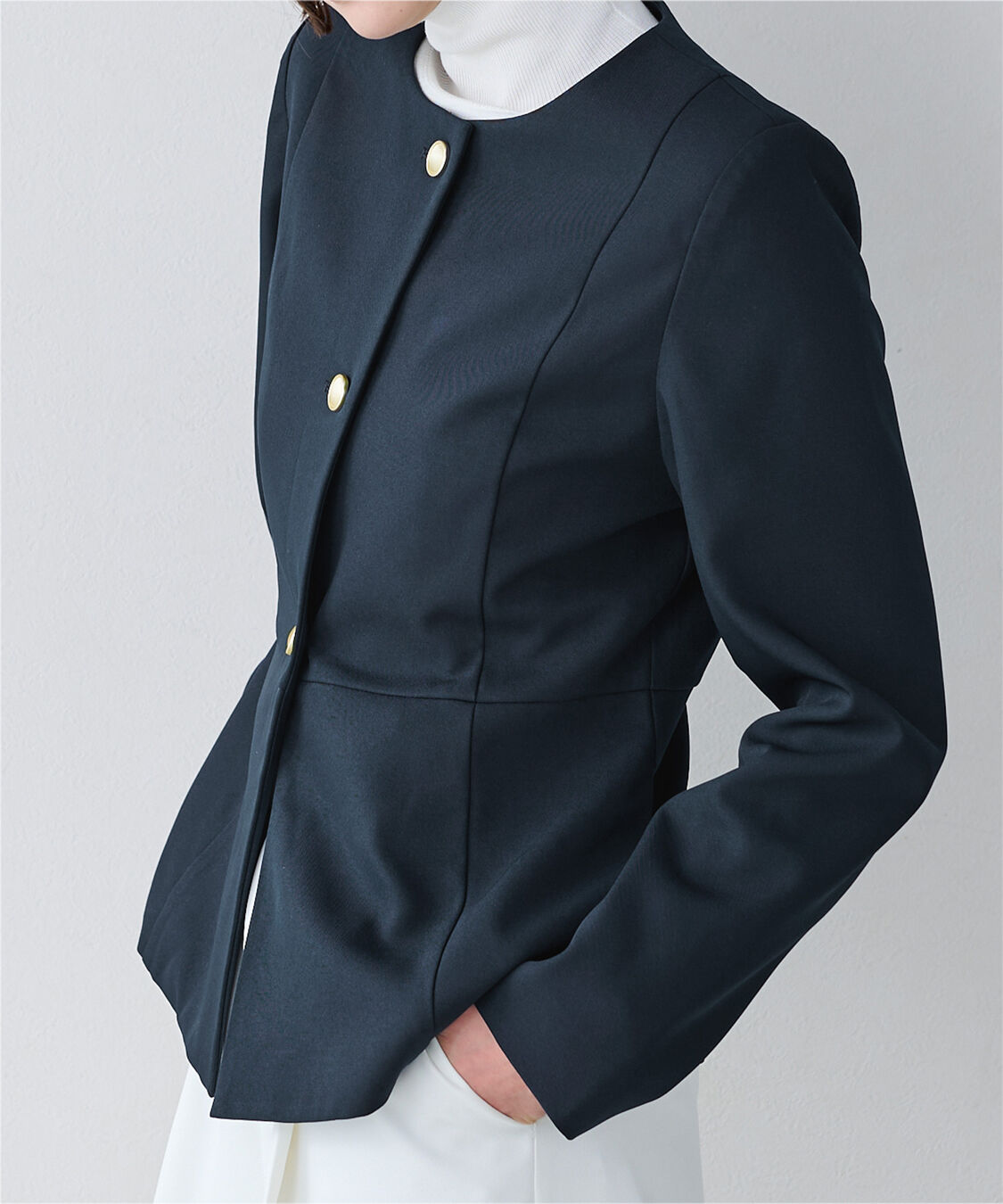 ur's「【小林有里さんコラボアイテム】美シルエットゴールド釦ペプラムジャケット」|ノーカラージャケット|