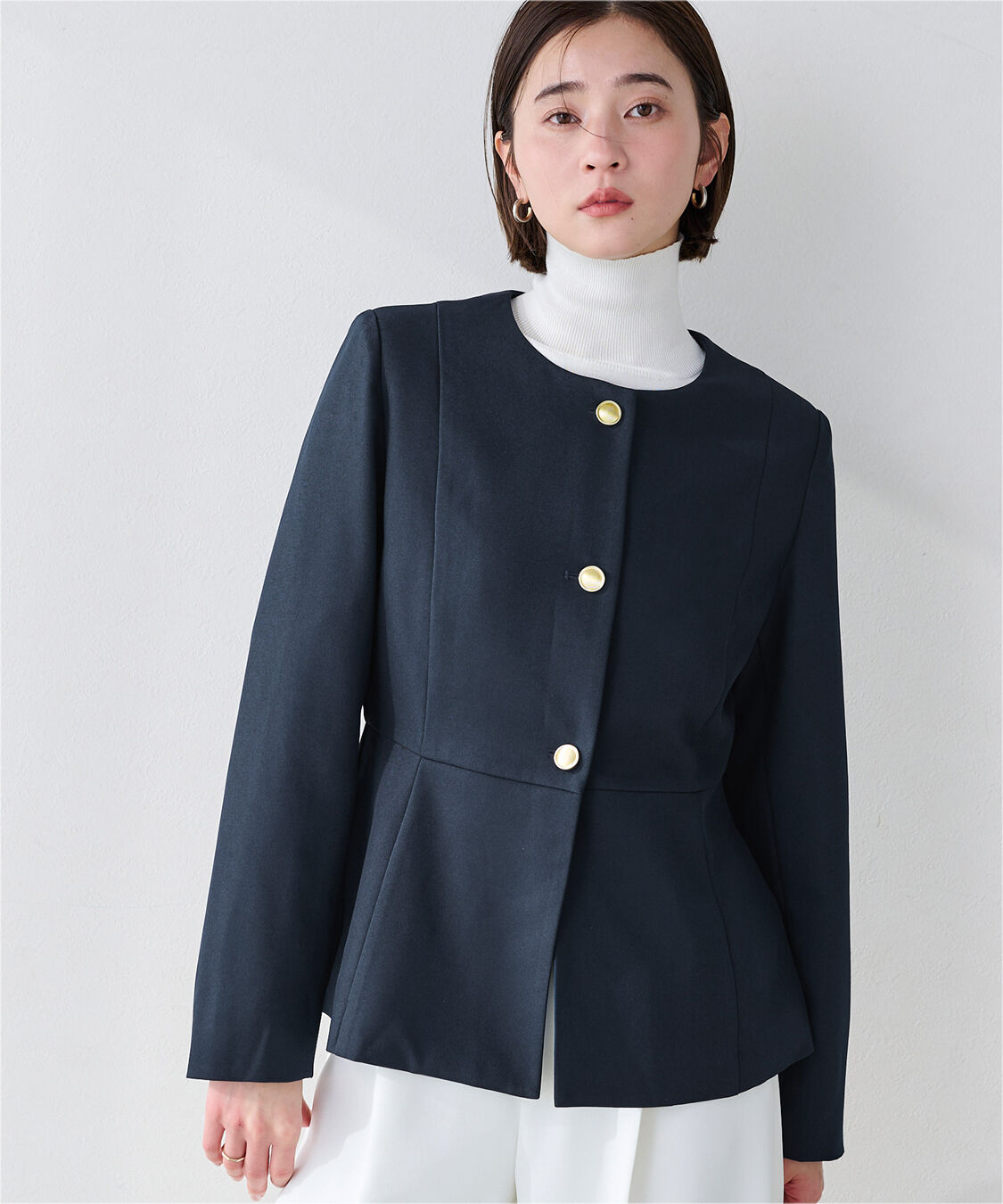 ur's「【小林有里さんコラボアイテム】美シルエットゴールド釦ペプラムジャケット」|ノーカラージャケット|