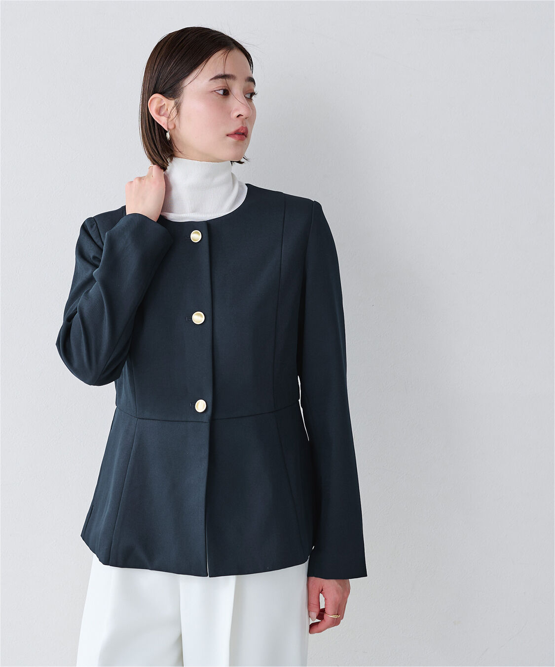 ur's「【小林有里さんコラボアイテム】美シルエットゴールド釦ペプラムジャケット」|ノーカラージャケット|