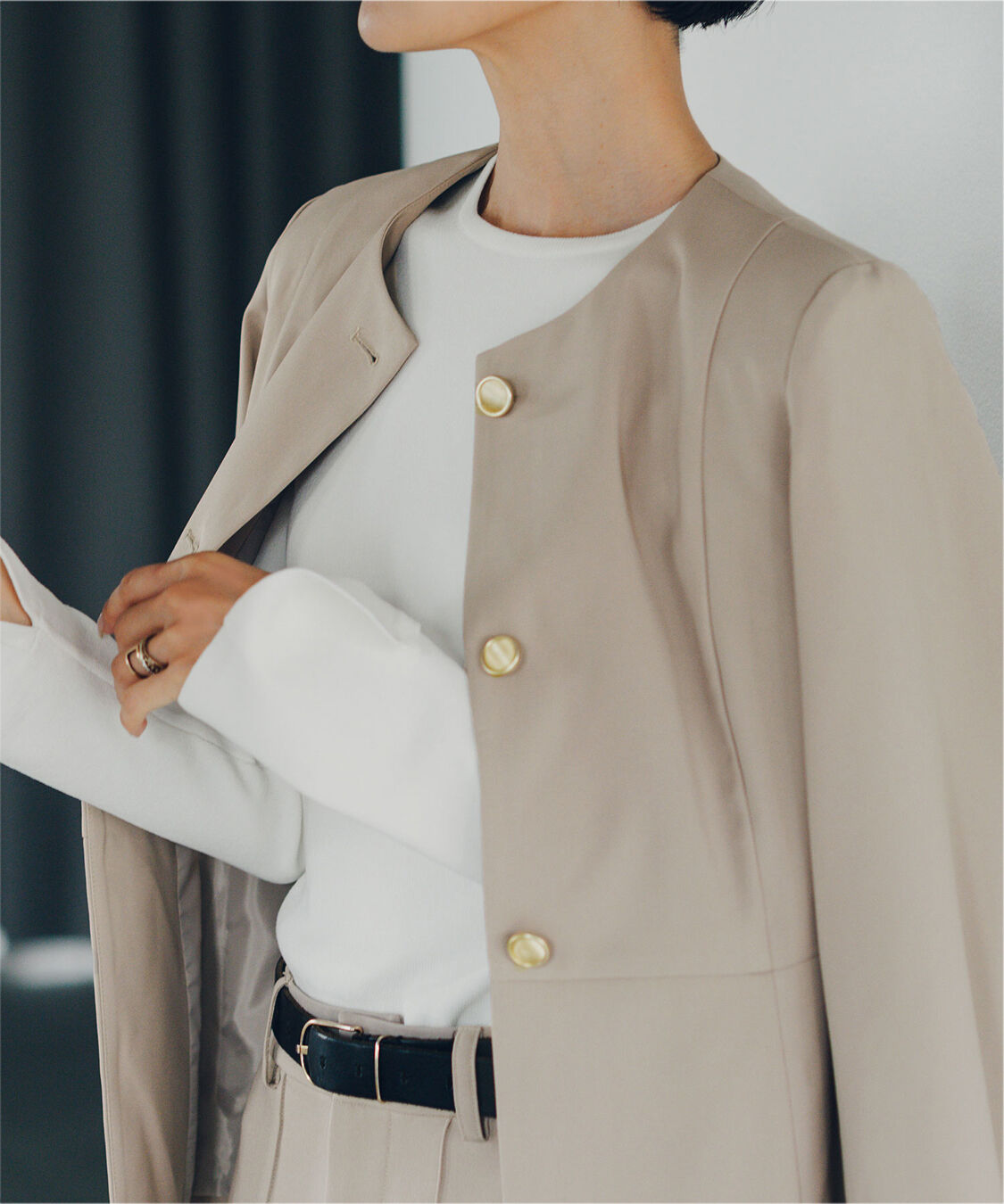 ur's「【小林有里さんコラボアイテム】美シルエットゴールド釦ペプラムジャケット」|ノーカラージャケット|