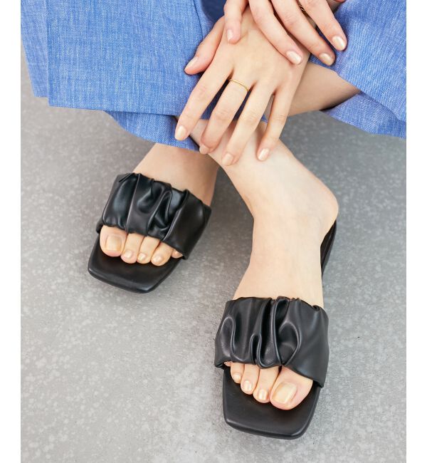  「《WEB限定アイテム》ギャザーフラットサンダル」|サンダル|