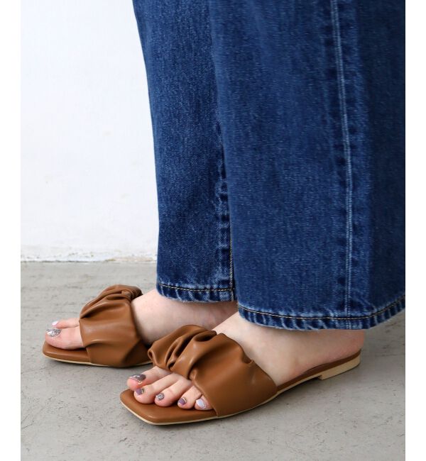  「《WEB限定アイテム》ギャザーフラットサンダル」|サンダル|