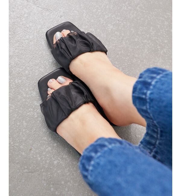  「《WEB限定アイテム》ギャザーフラットサンダル」|サンダル|ブラック柄