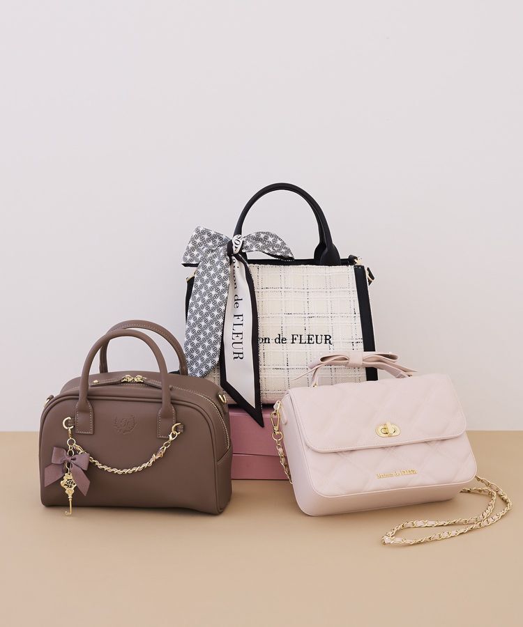 Maison de FLEUR「チャーム付きスクエアボストンバッグ」|ハンドバッグ|