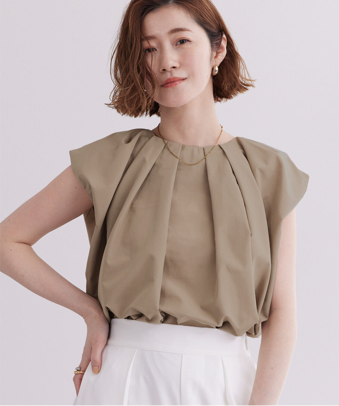 ur's「タックネックボリュームショルダートップス」|シャツ・ブラウス|ベージュ