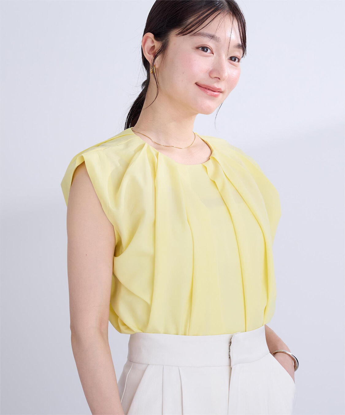 ur's「タックネックボリュームショルダートップス」|シャツ・ブラウス|イエロー