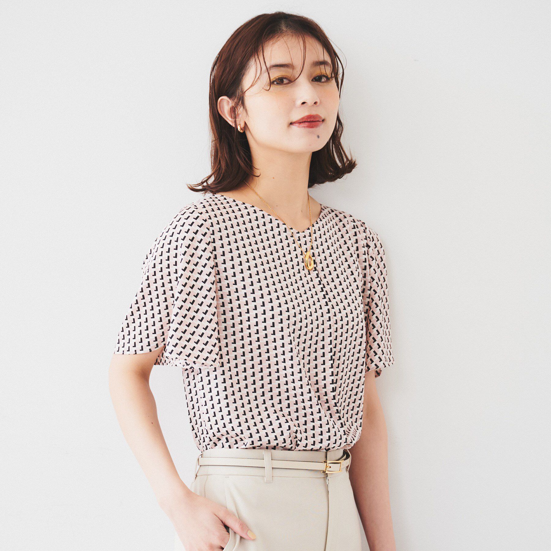 UNTITLED「【通勤/二の腕カバー】ジオメトリック柄 Vネックブラウス」|シャツ・ブラウス|ライトピンク(170