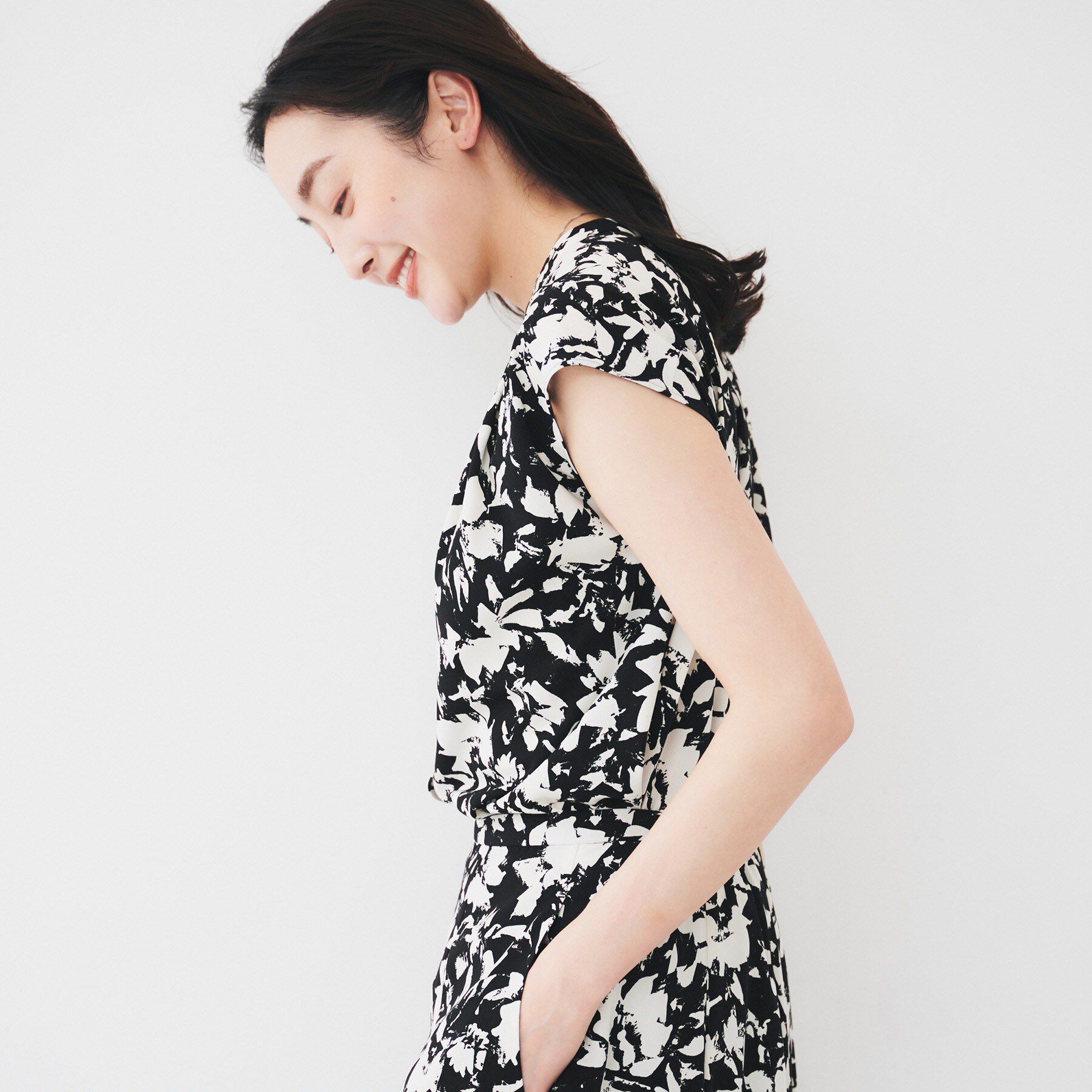 UNTITLED「【セットアップ可/洗える】モザイクフラワー柄ブラウス」|シャツ・ブラウス|