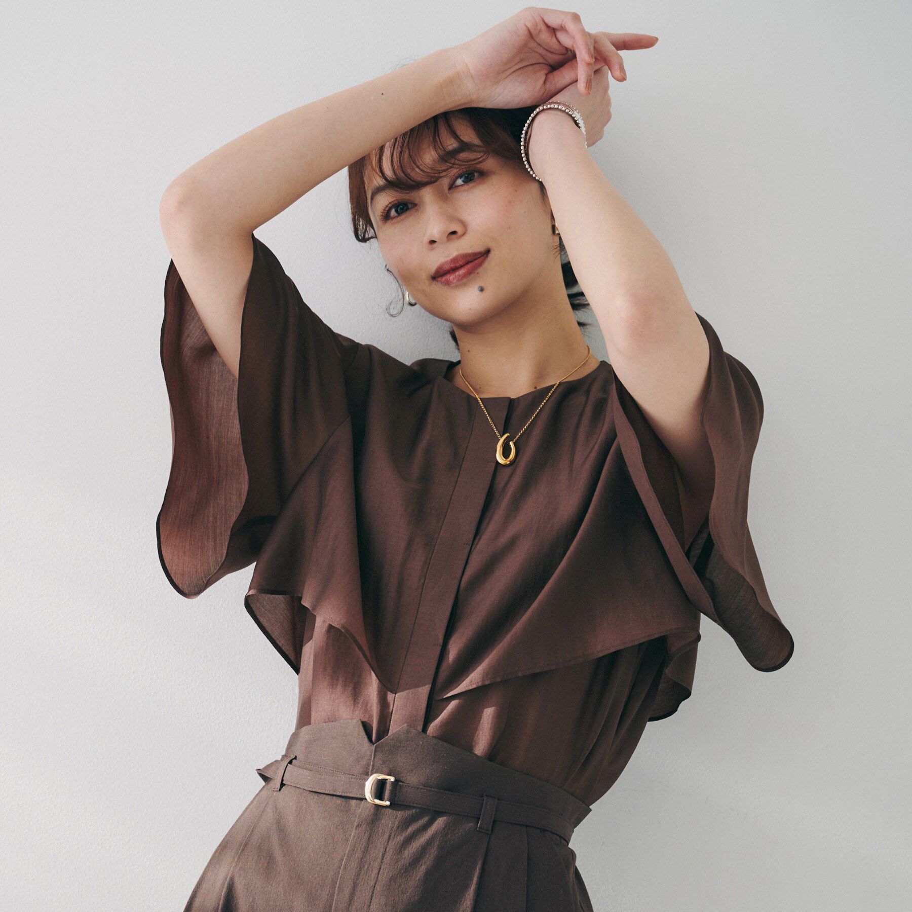UNTITLED「【オンオフ/二の腕カバー】オーガンジーラッフルブラウス」|シャツ・ブラウス|