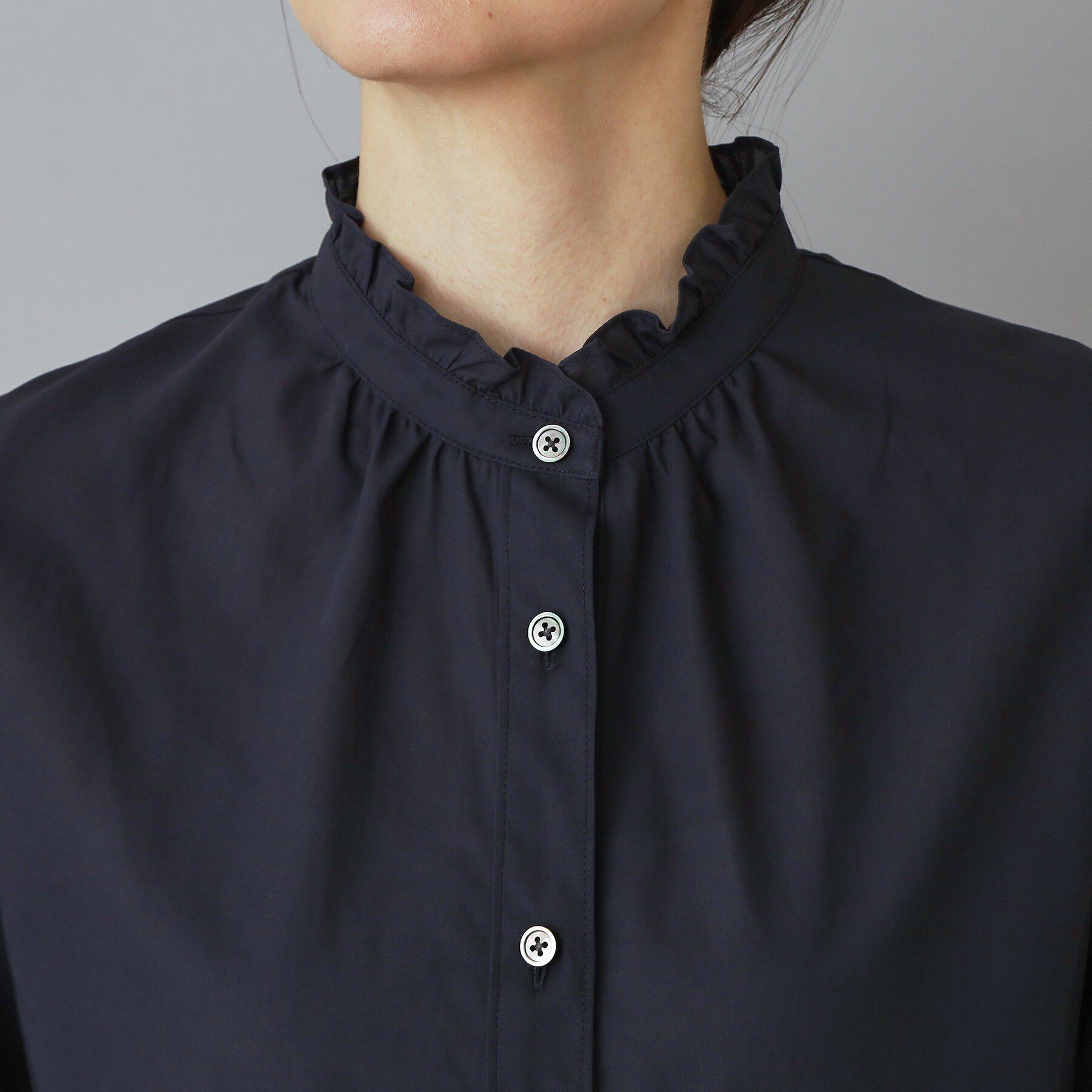 DRESSTERIOR「スタンドフリルネックブラウス」|シャツ・ブラウス|