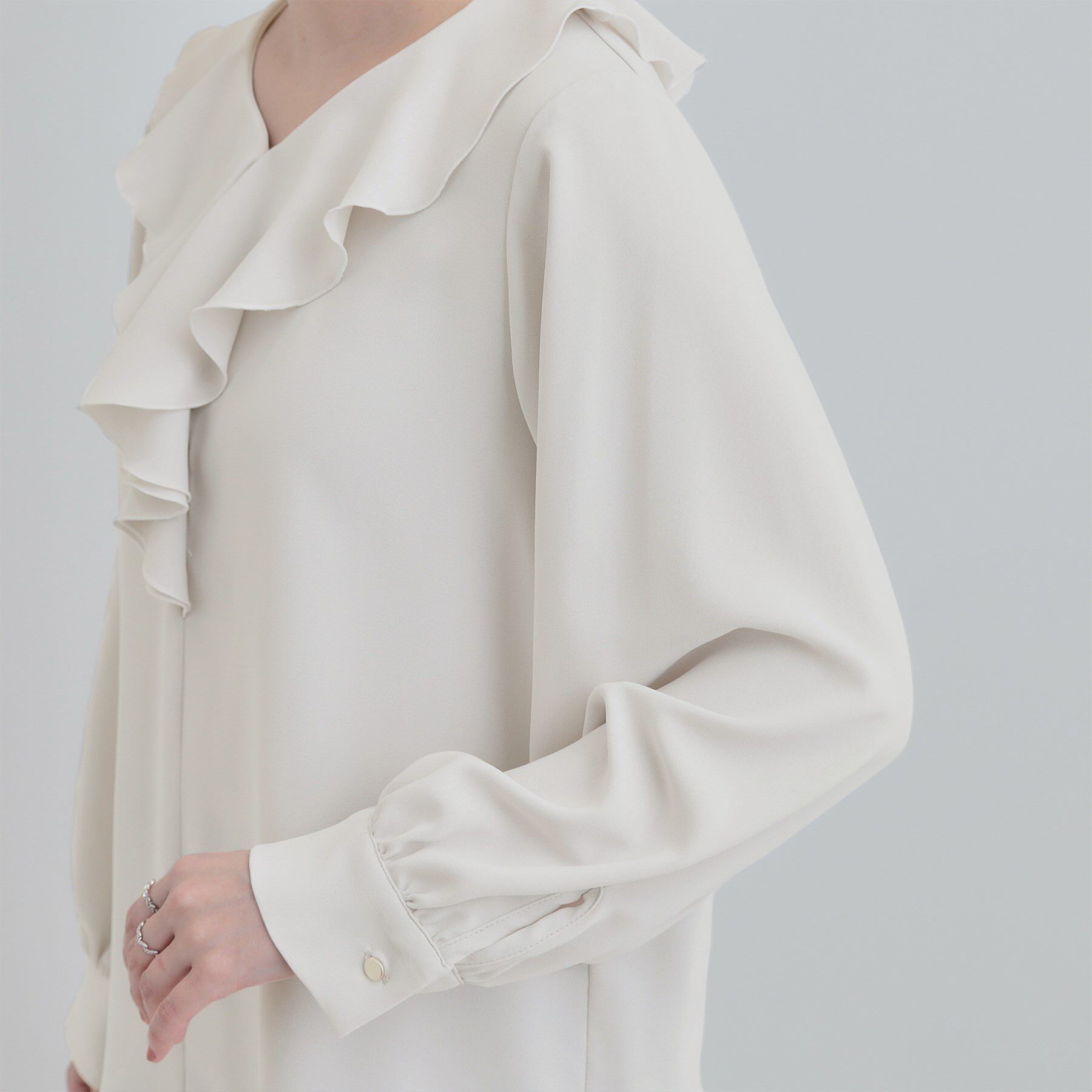 SHOO･LA･RUE「【洗濯機可/S-LL】お顔周りを華やかに。フリル襟ブラウス」|シャツ・ブラウス|