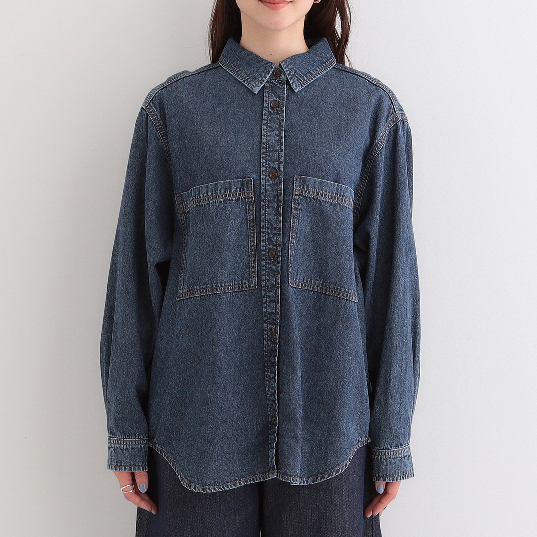SHOO･LA･RUE「【洗濯機可/ライトオンスデニム】こなれ感をプラスする BIGポケットデニムシャツ」|シャツ・ブラウス|