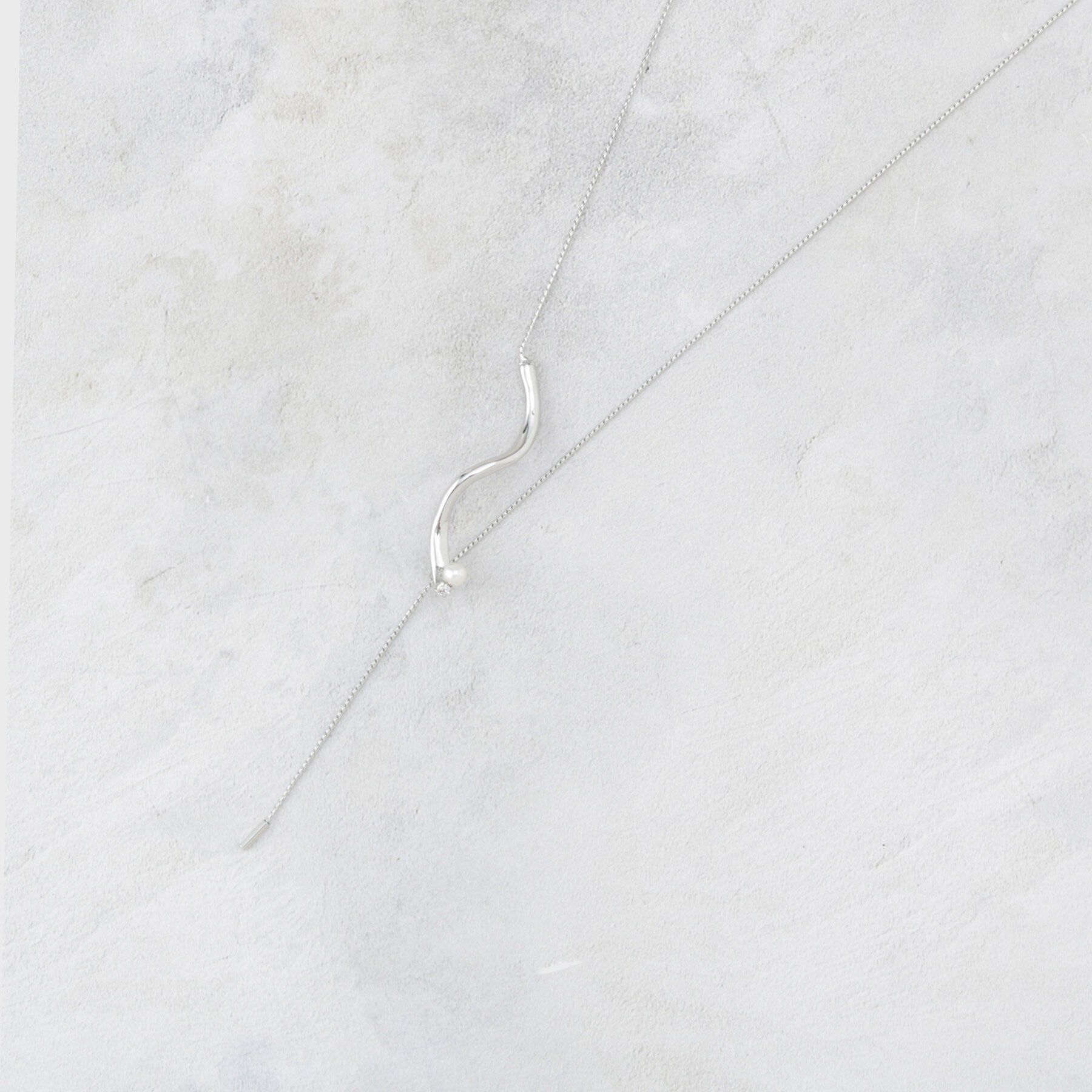 OPAQUE.CLIP「カーブメタル&times;ミニパール調ビジュースライドネックレス」|ネックレス|シルバー(006)