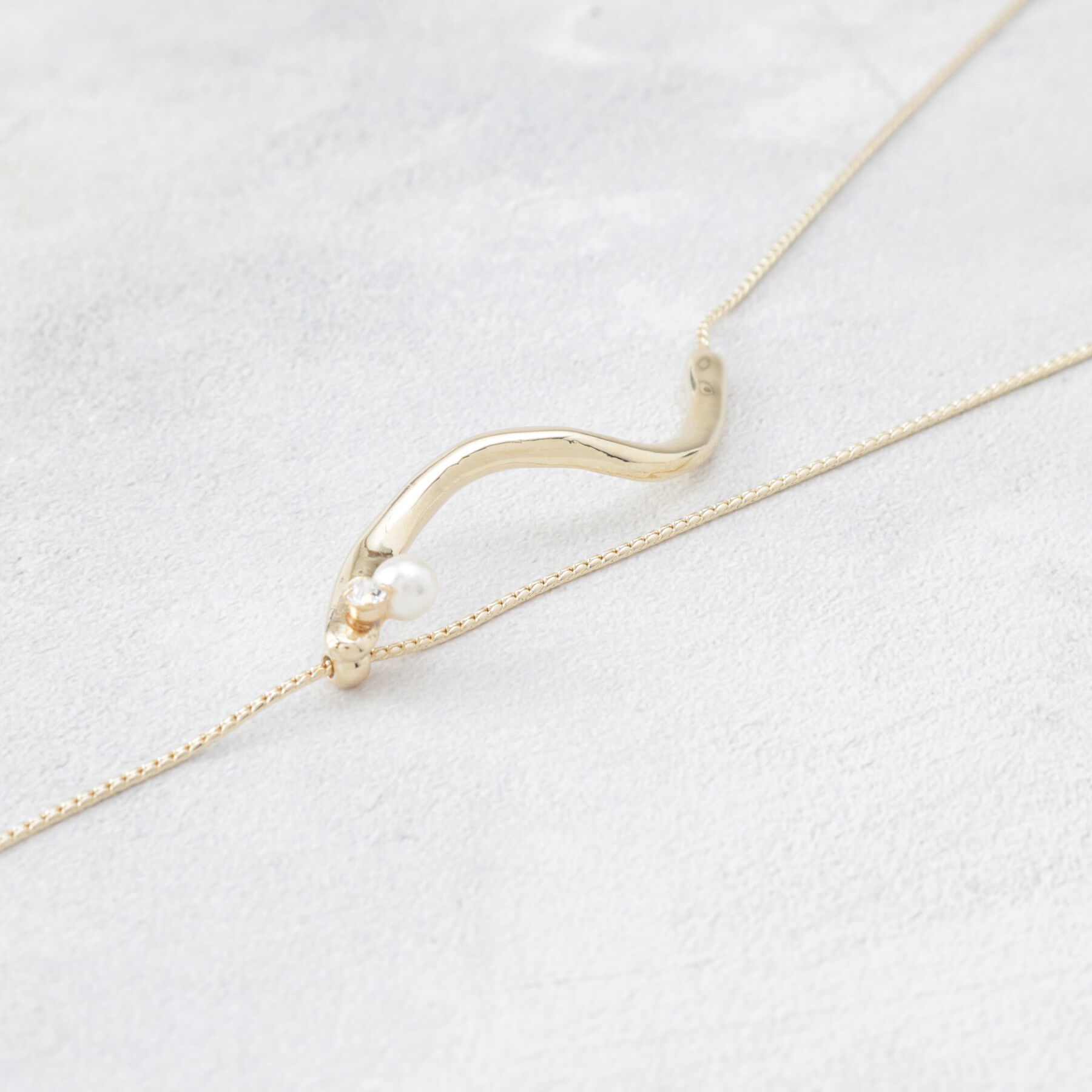 OPAQUE.CLIP「カーブメタル&times;ミニパール調ビジュースライドネックレス」|ネックレス|