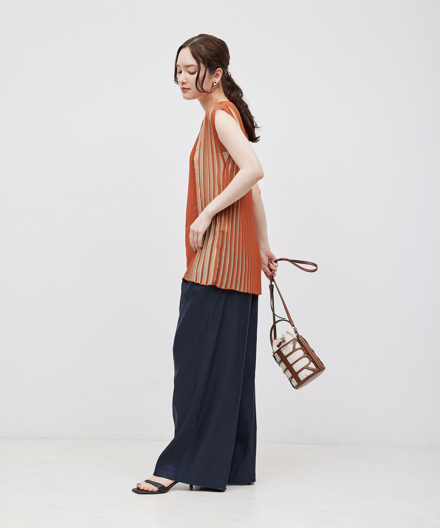 ROPE「プリーツノースリーブブラウス（バイカラー／無地）【メディア掲載】」|シャツ・ブラウス|