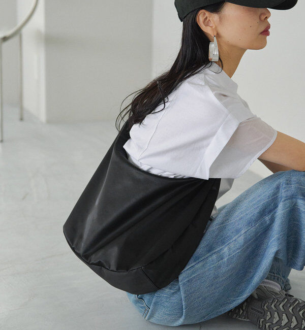  「《3/4～価格改定》クラウズナイロンラウンドビッグショルダーバッグ」|ショルダー・メッセンジャー|