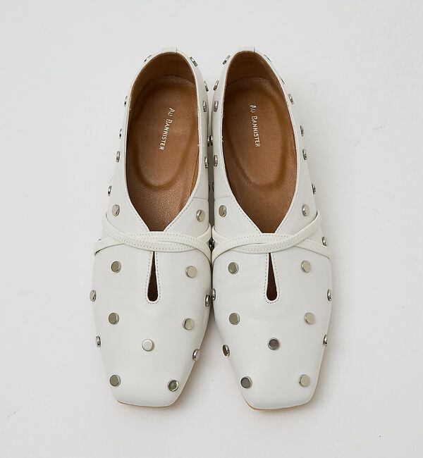 AU BANNISTER「スタッズ付き ソフトレザーフラットパンプス」|パンプス|アイボリー