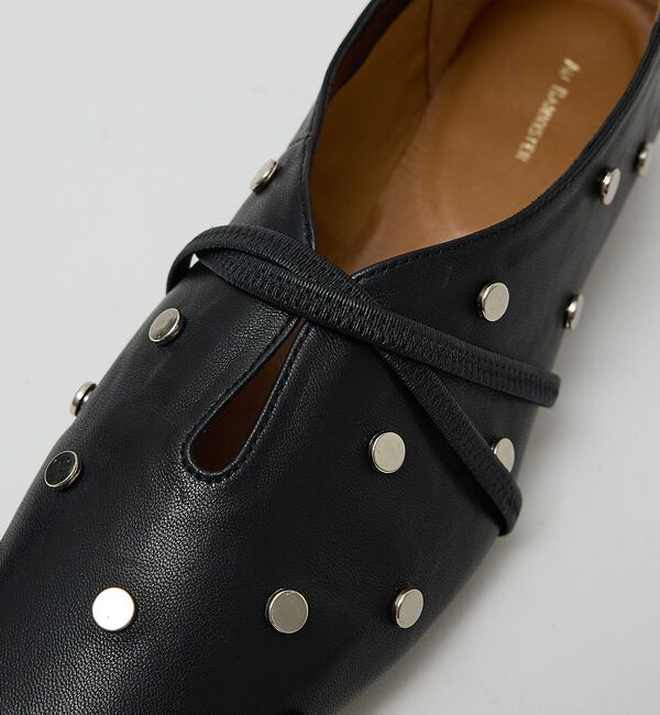 AU BANNISTER「スタッズ付き ソフトレザーフラットパンプス」|パンプス|