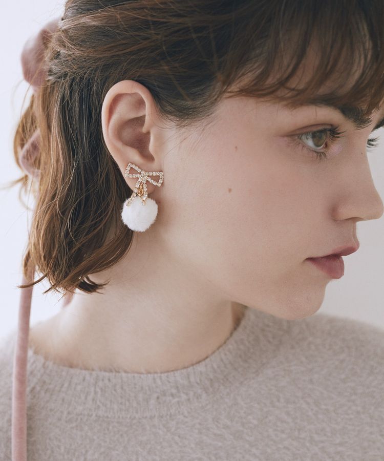 Maison de FLEUR「フェイクファービジューリボンイヤリング」|イヤリング|ホワイト
