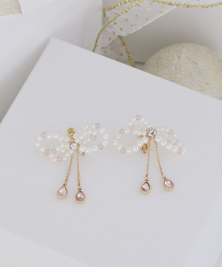 Maison de FLEUR「パールリボンビジューイヤリング」|イヤリング|ライトピンク
