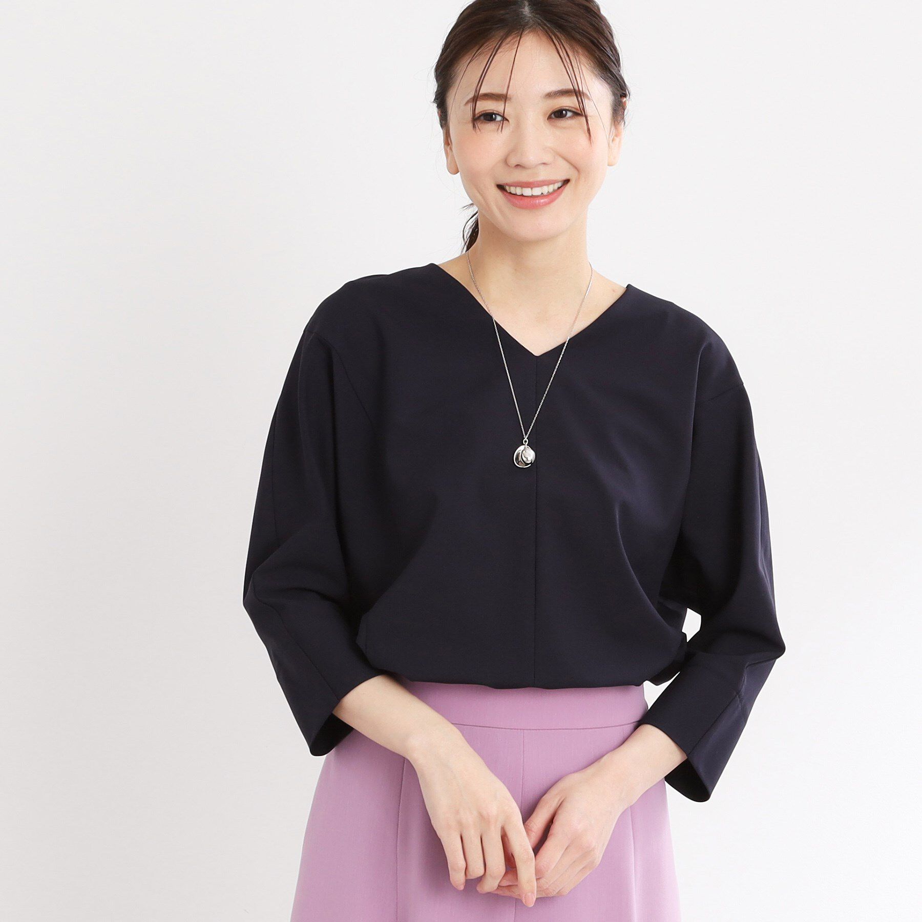 Reflect「【マシンウォッシュ可／セットアップ可能】ドルマンスリーブVネックブラウス」|シャツ・ブラウス|ネイビー(094)