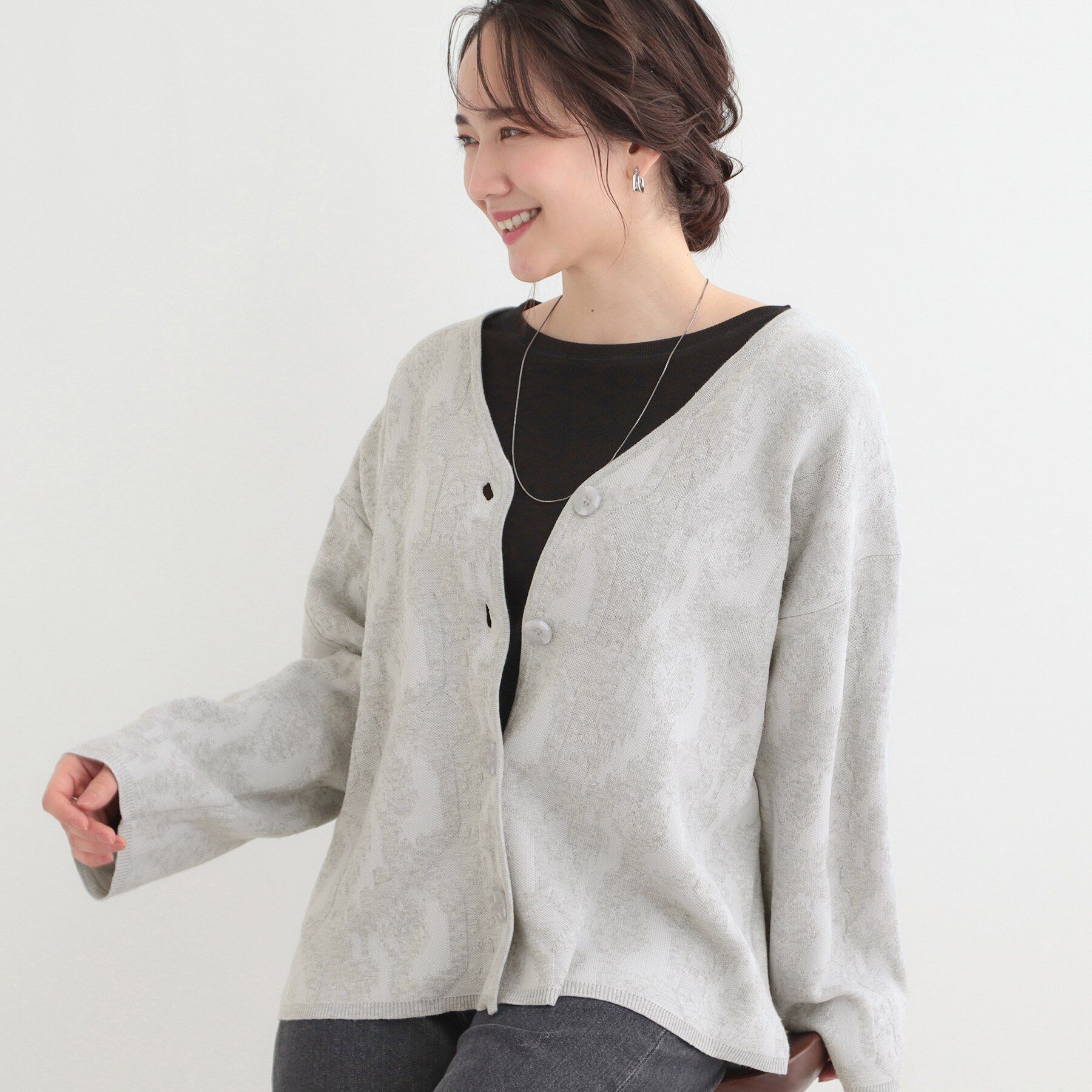 SHOO･LA･RUE「無地柄がコーデのアクセントに Vネックカーディガン」|カーディガン|グレー(012)