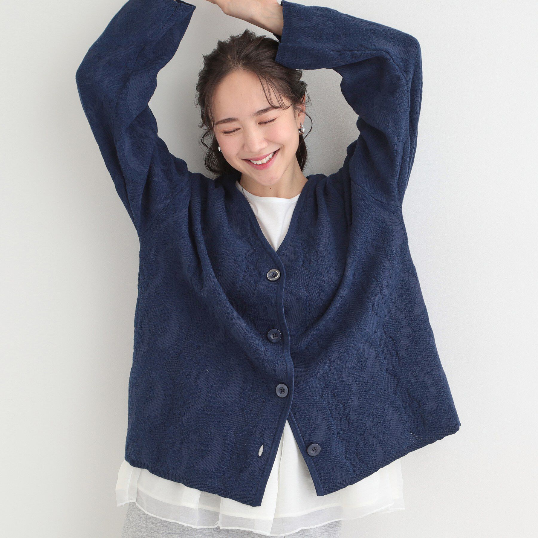 SHOO･LA･RUE「無地柄がコーデのアクセントに Vネックカーディガン」|カーディガン|ネイビー(094)