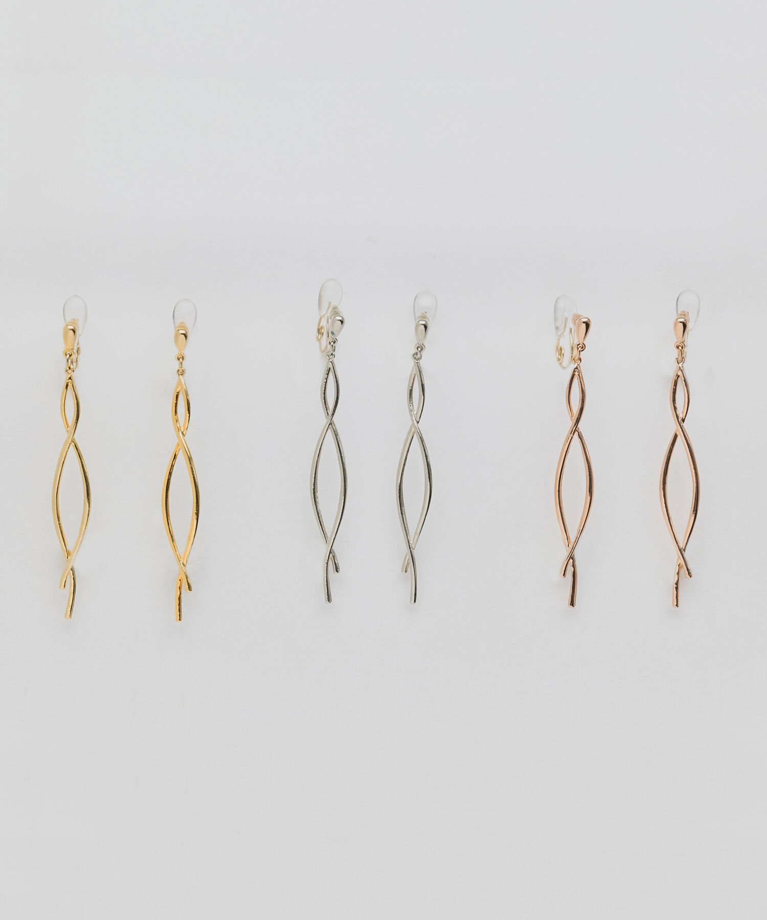 Phoebe「【金属アレルギー対応/痛くないシリーズ】スウィングループフィットイヤリング　シャンパンゴールド」|イヤリング|