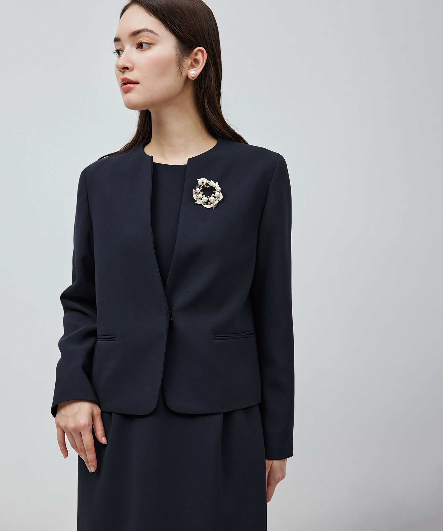 ROPE「トリアセテートダブルクロス クルーネックジャケット【セレモニー/通勤対応】【洗える】」|ノーカラージャケット|