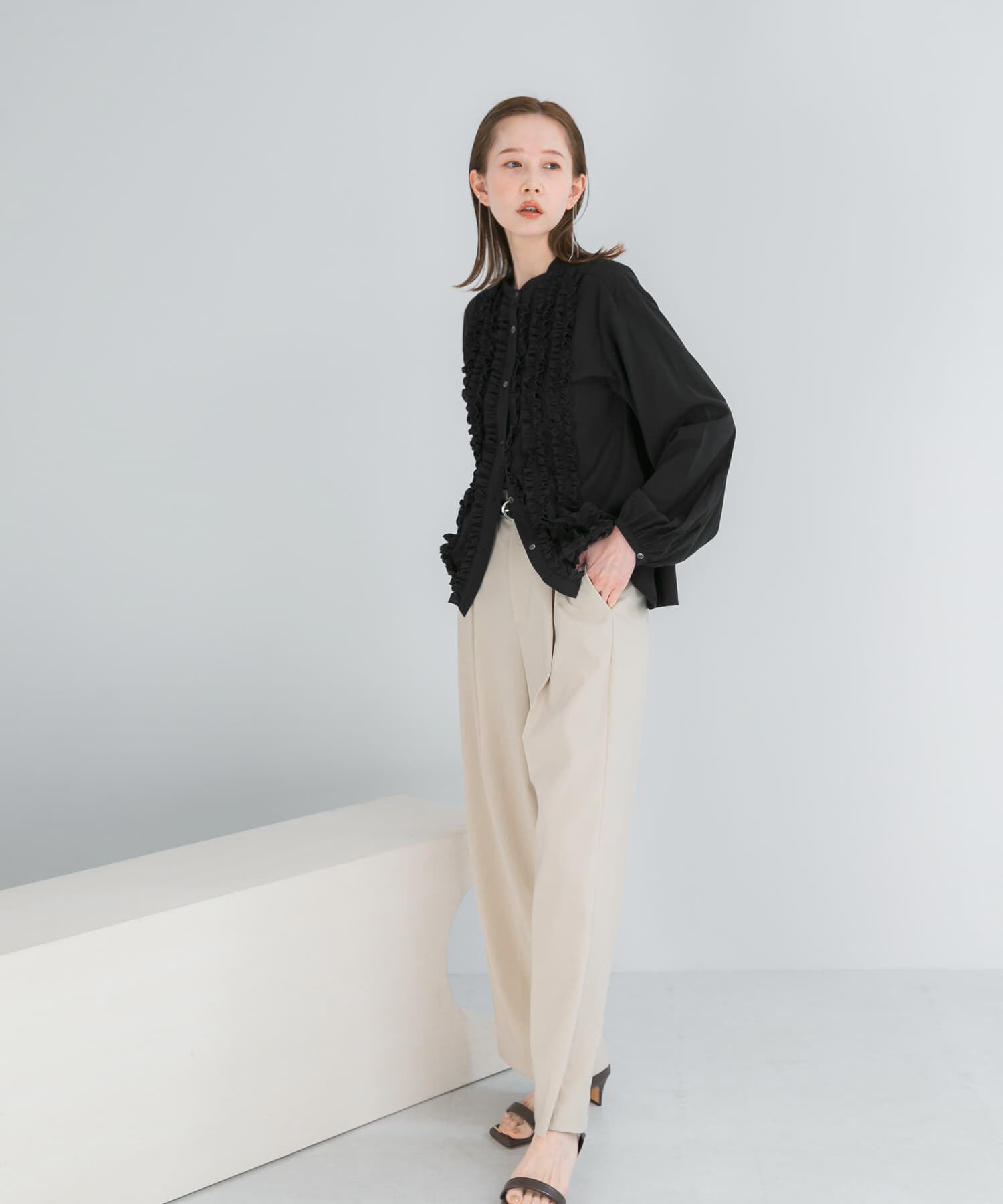 URBAN RESEARCH ROSSO「『WEB限定』フロントフリルデザインブラウス」|シャツ・ブラウス|