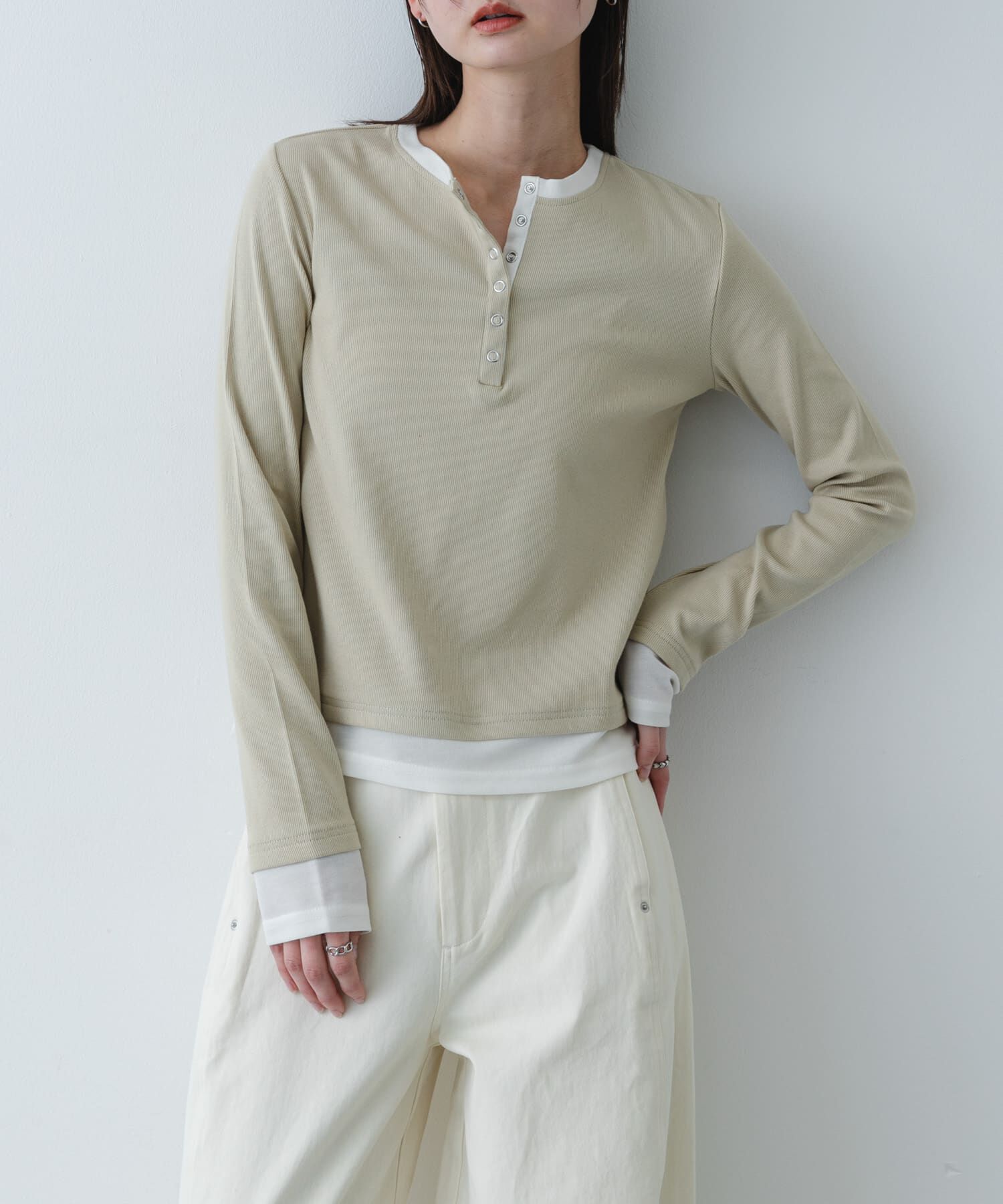 SENSE OF PLACE by URBAN RESEARCH「『洗濯可』ヘンリーネックレイヤードトップ」|Tシャツ・カットソー|ベージュ