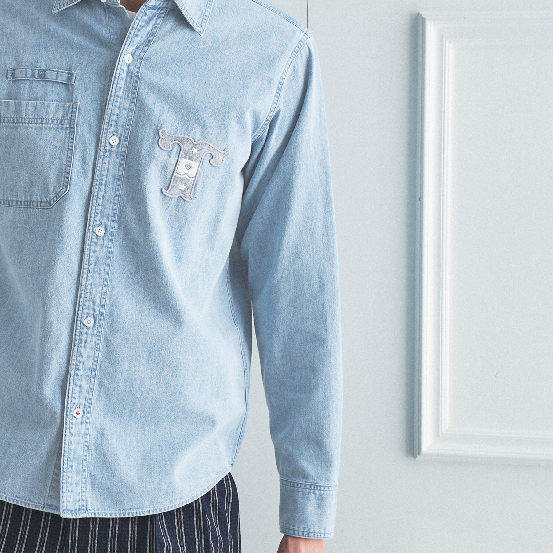 TAKEO KIKUCHI「【BOWLER HAT LABEL】Tエンブレム デニムシャツ」|シャツ・ブラウス|