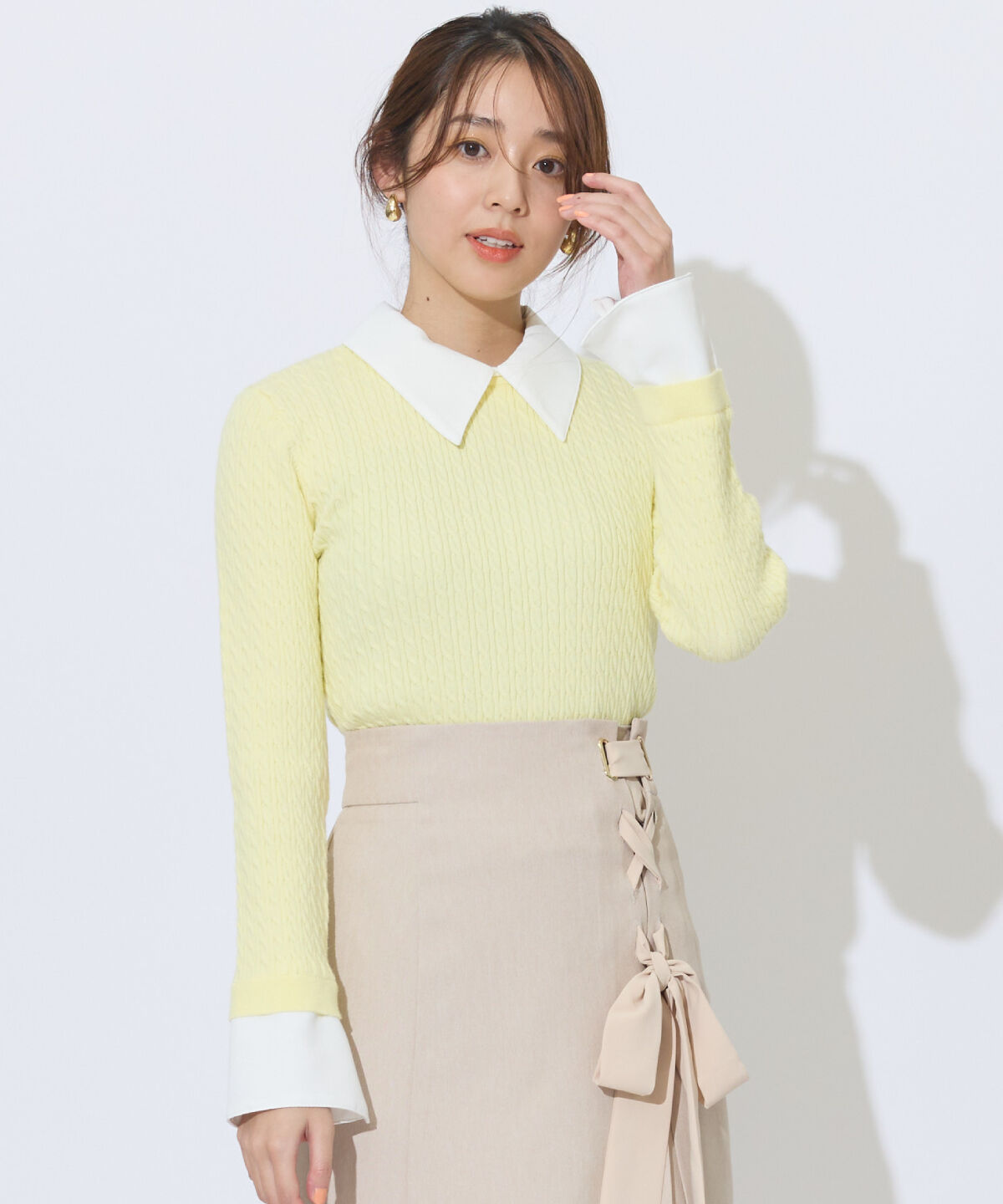 アンドクチュール「シャツレイヤード風ケーブル編みプルオーバー」|ニット・セーター|イエロー