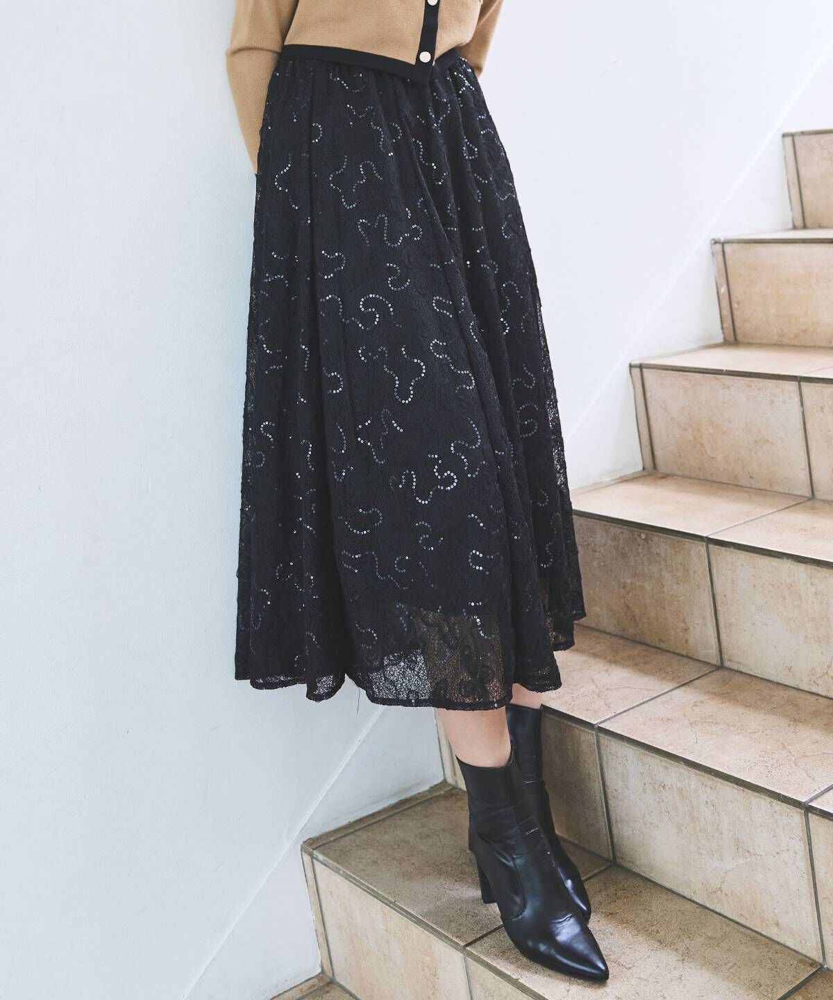 アンドクチュール「ウエストリブスパンコール刺しゅうレースロングスカート」|フレア|ブラック
